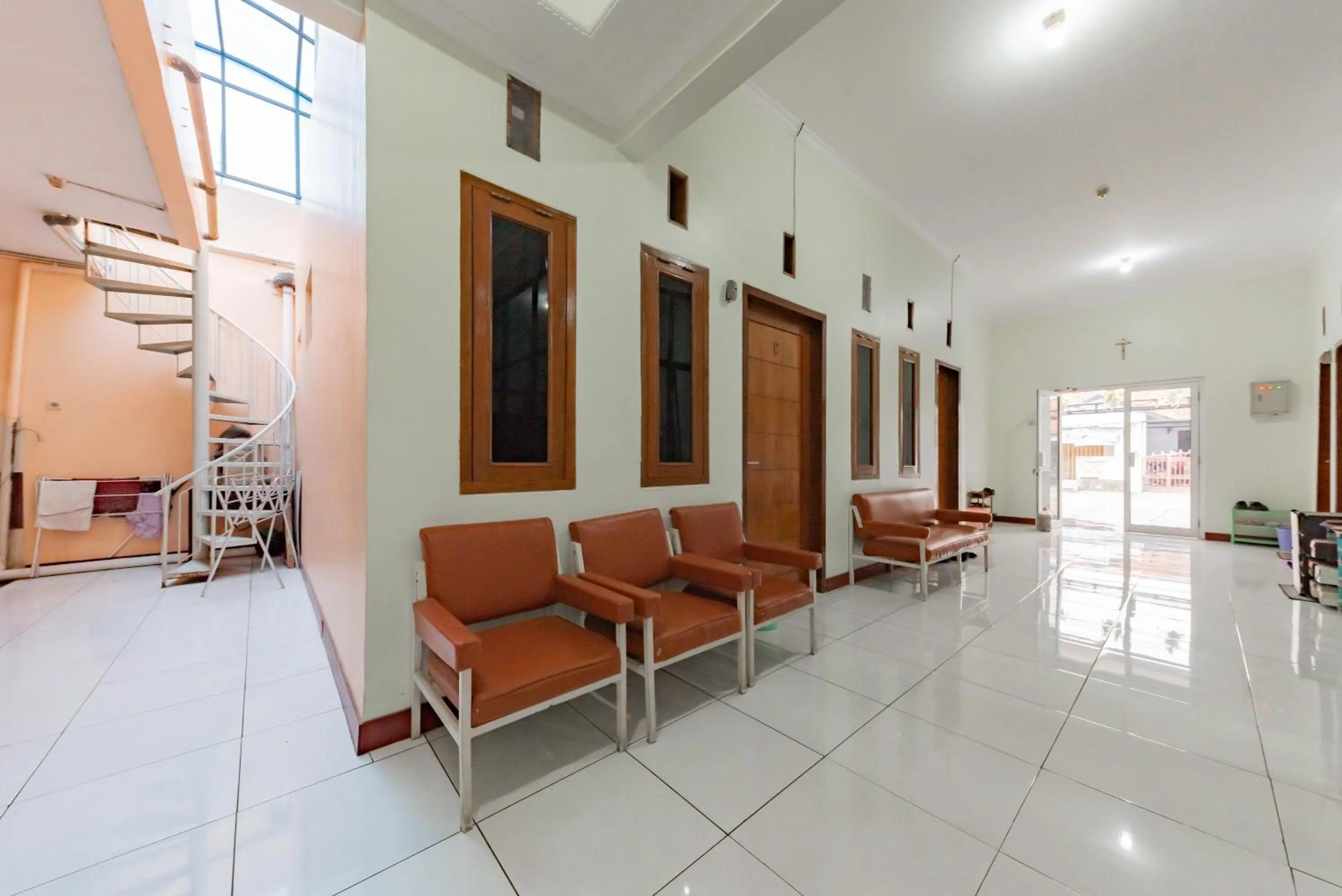 Seating area in Urbanview Hotel Sunday Cirebon by RedDoorz