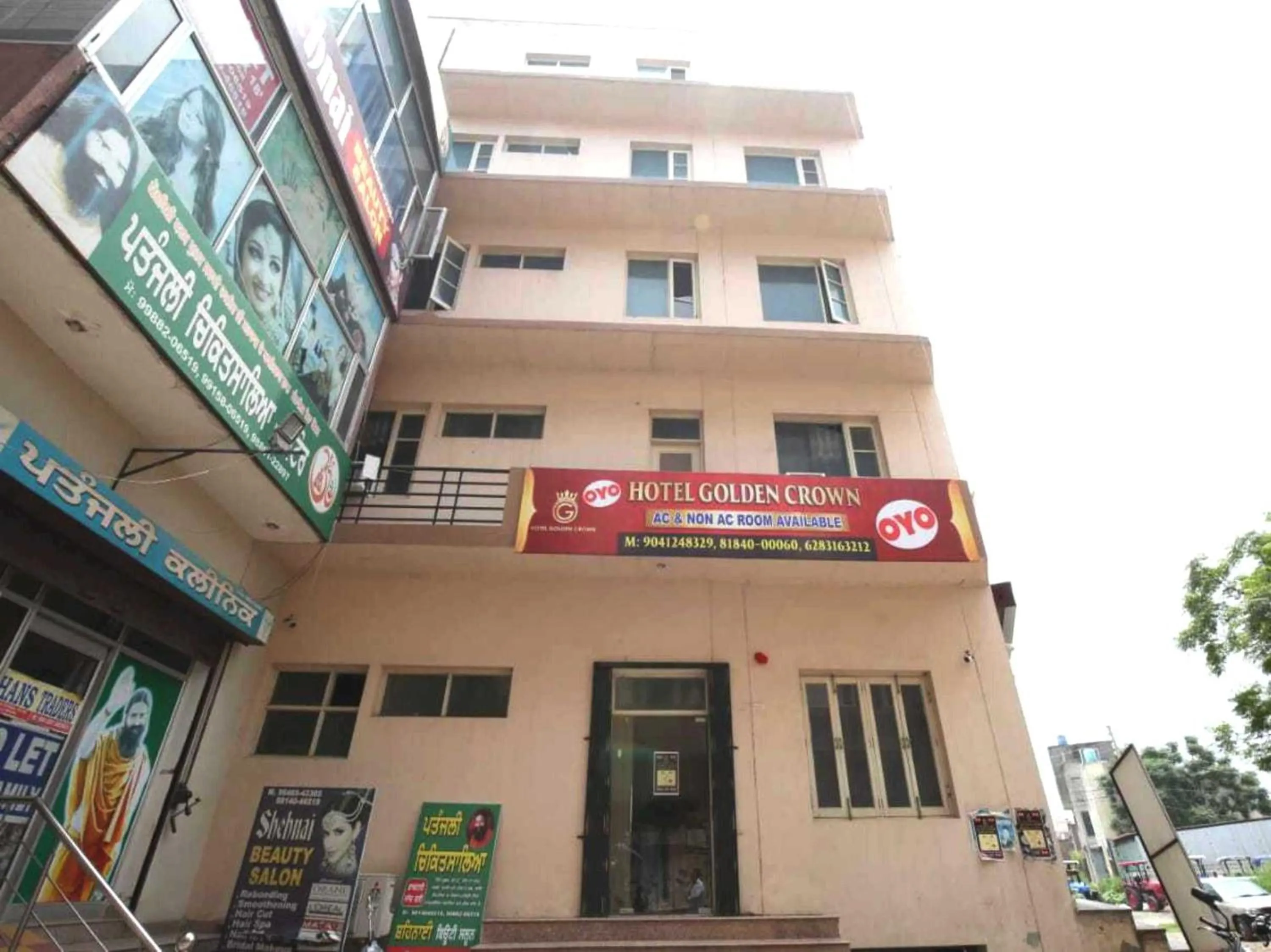Facade/entrance in OYO 91941 Hotel golden crown
