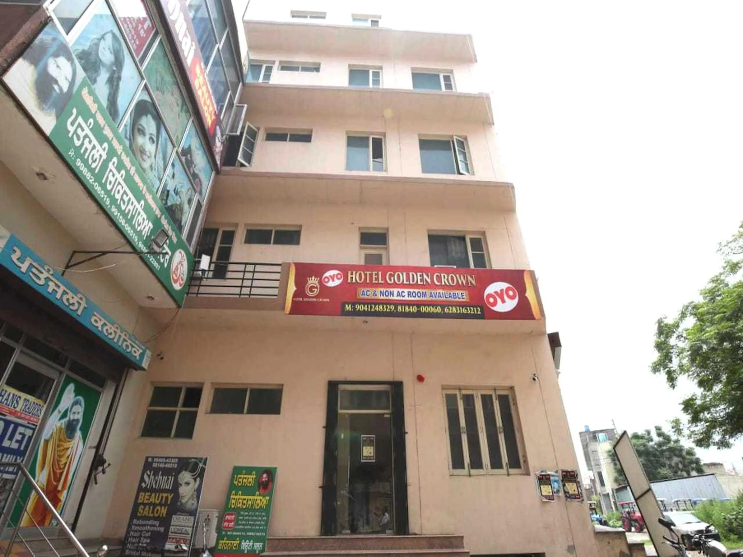 Facade/entrance in OYO 91941 Hotel golden crown