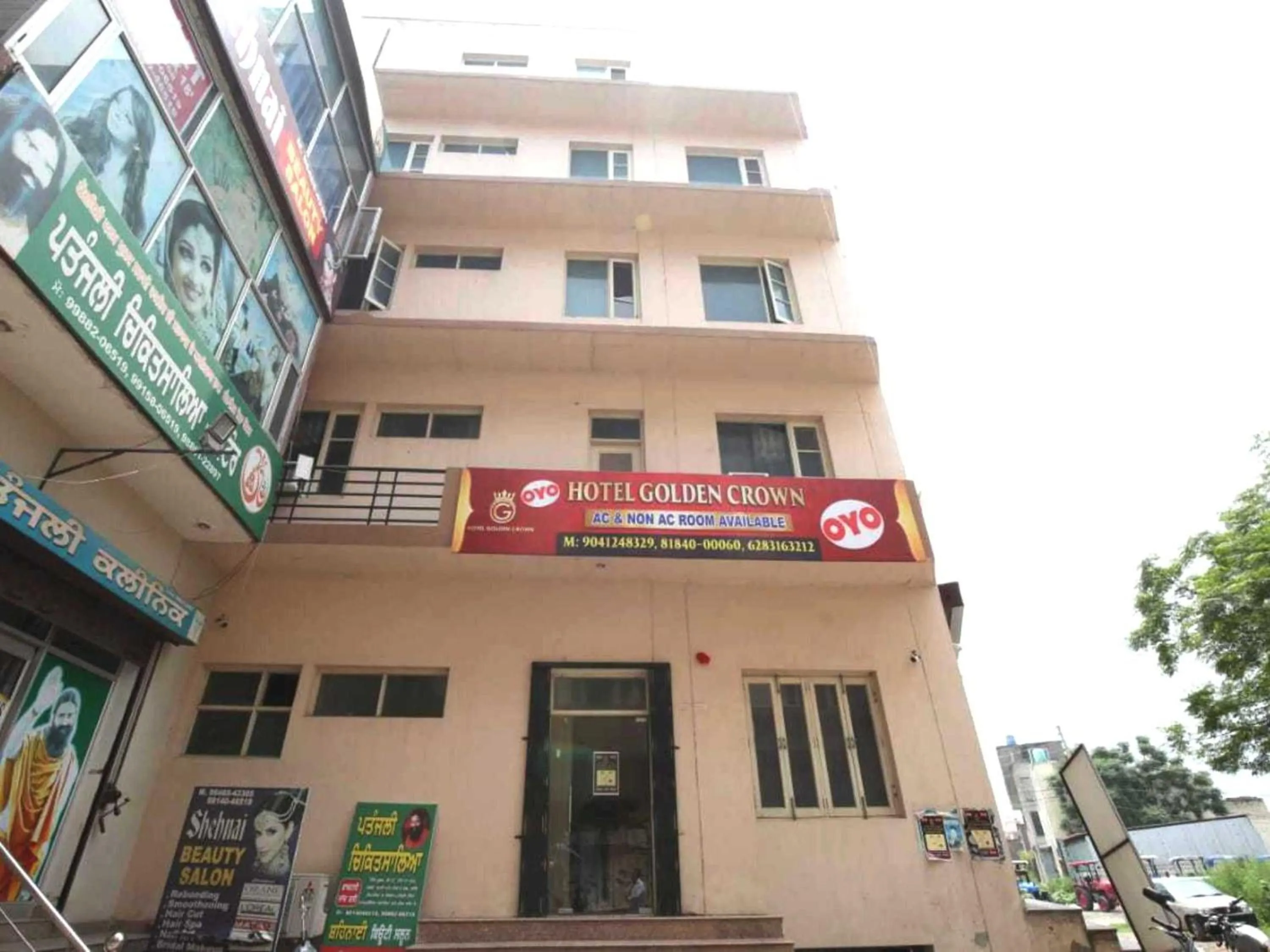 Facade/entrance in OYO 91941 Hotel golden crown