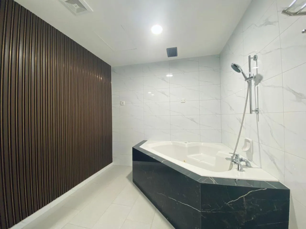 Shower in SWISS AVENUE HOTEL