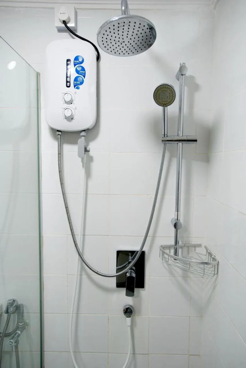 Shower in SWISS AVENUE HOTEL