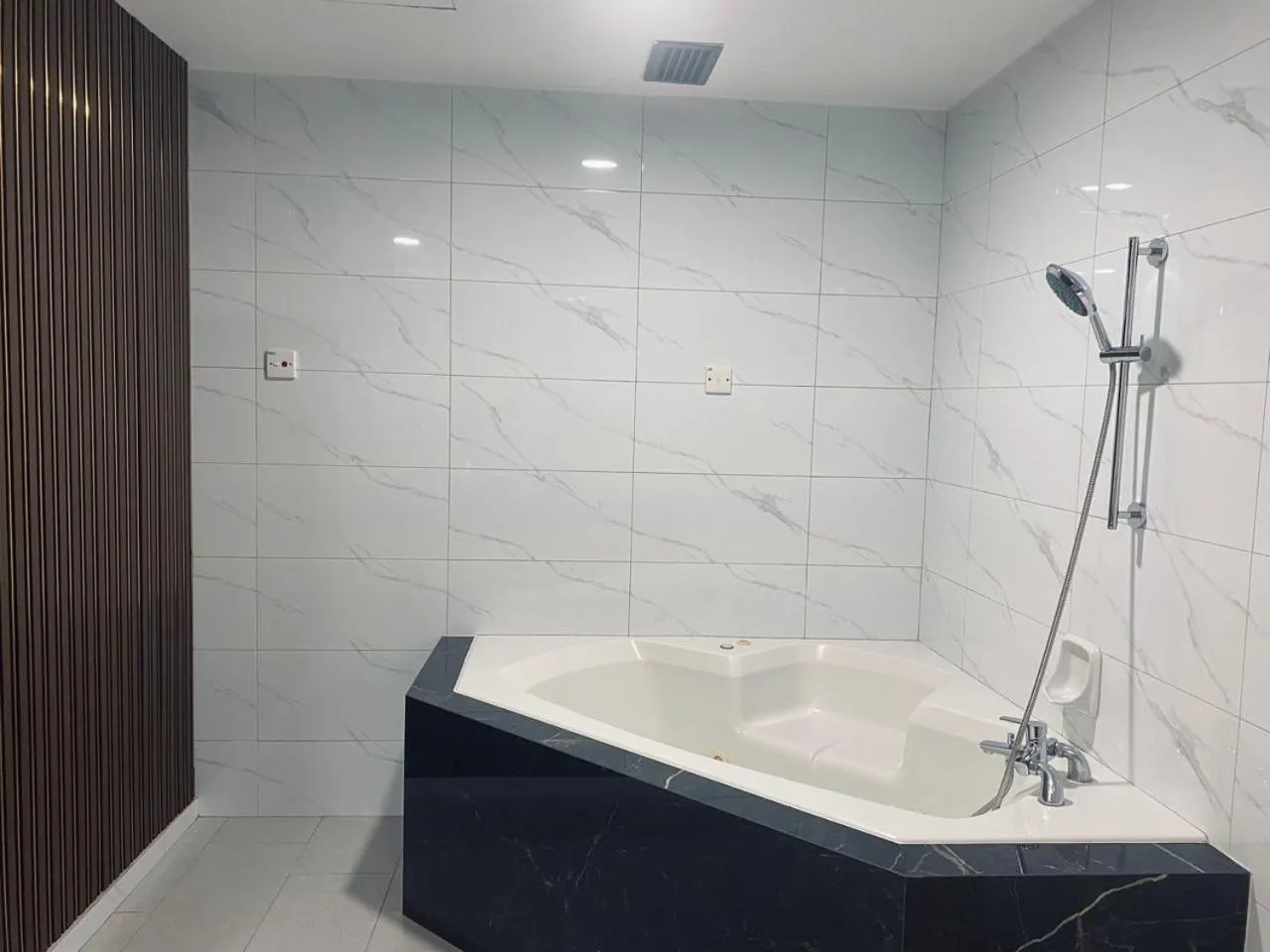 Shower in SWISS AVENUE HOTEL