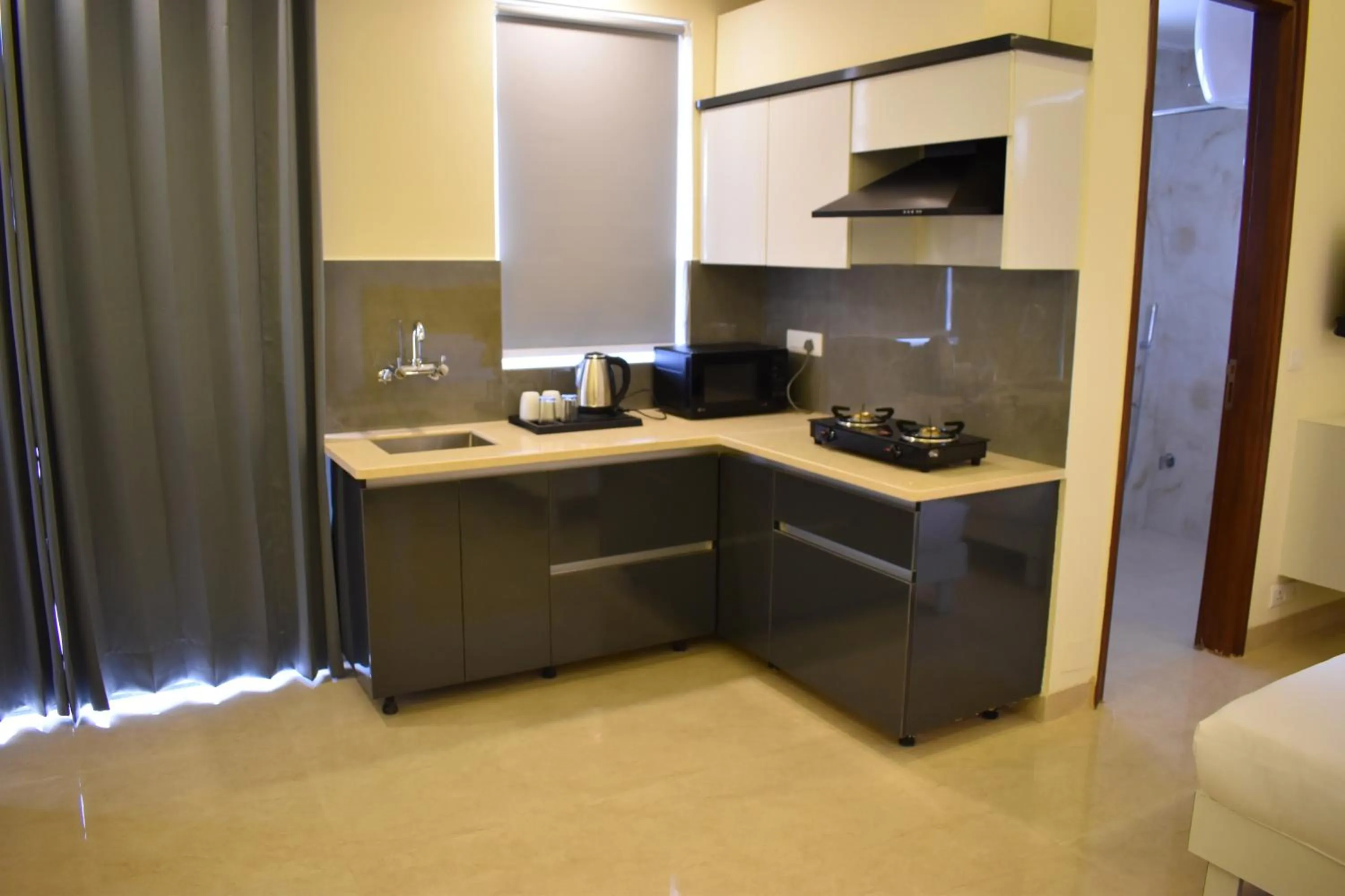 Kitchen or kitchenette in Lime Tree Luxury Studio - Service Apartment Near Artemis Hospital ,Gurgaon