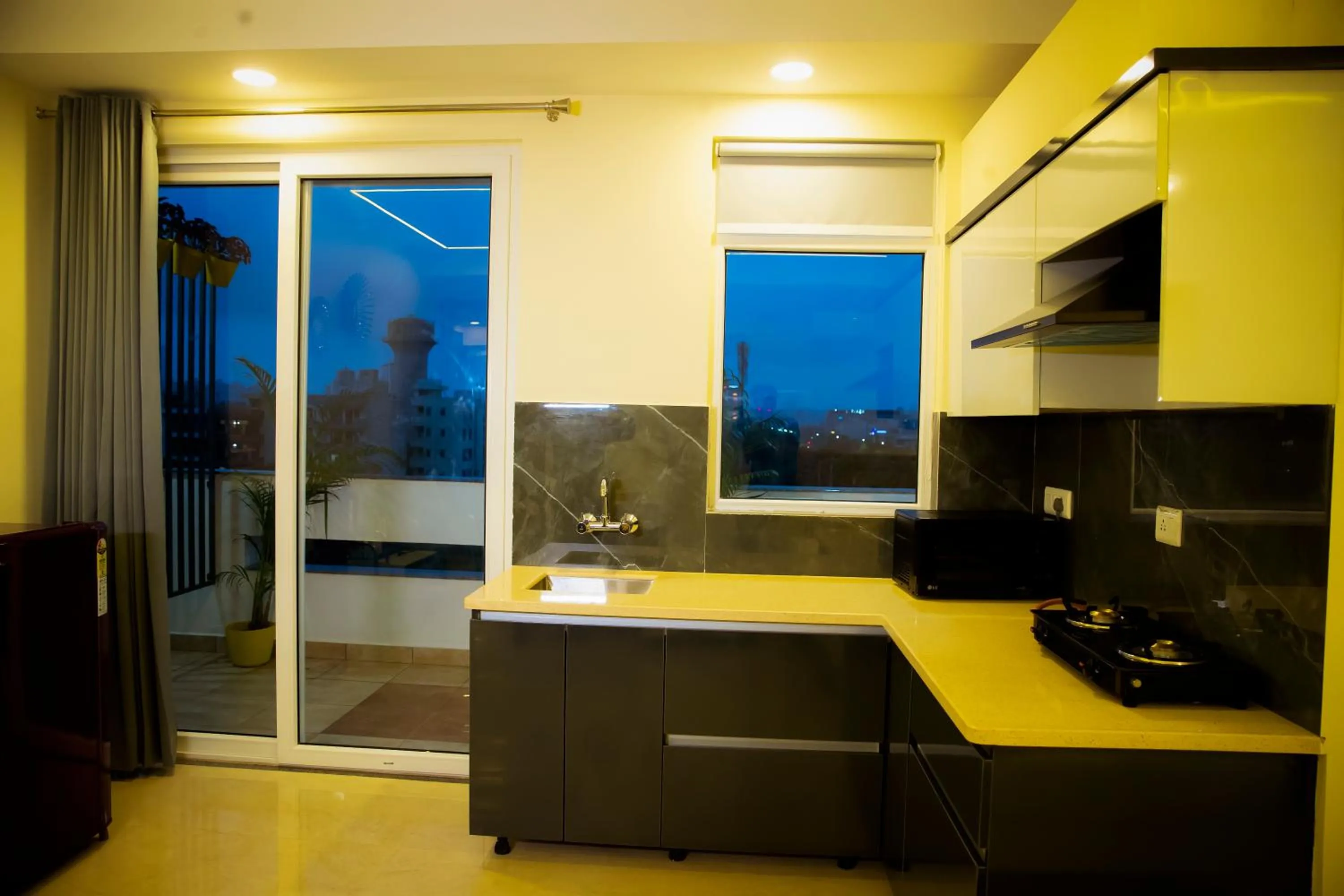 Kitchen or kitchenette in Lime Tree Luxury Studio - Service Apartment Near Artemis Hospital ,Gurgaon