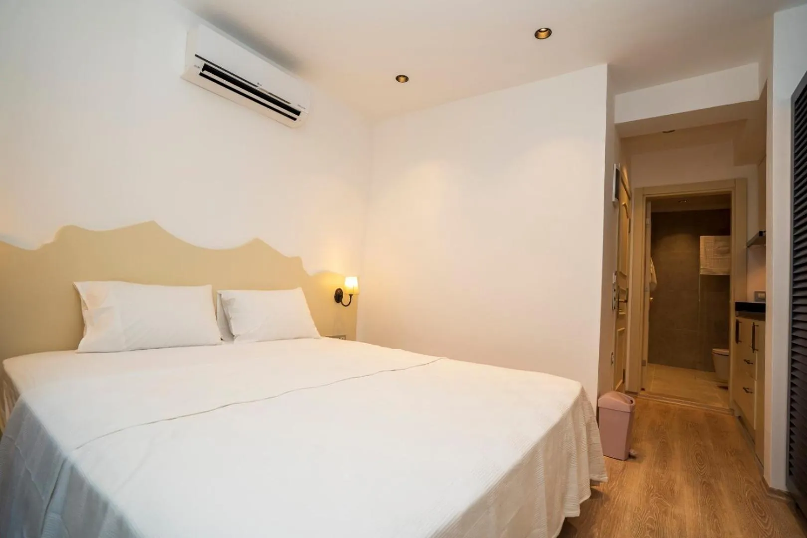 Bedroom, Bed in Channel Suites