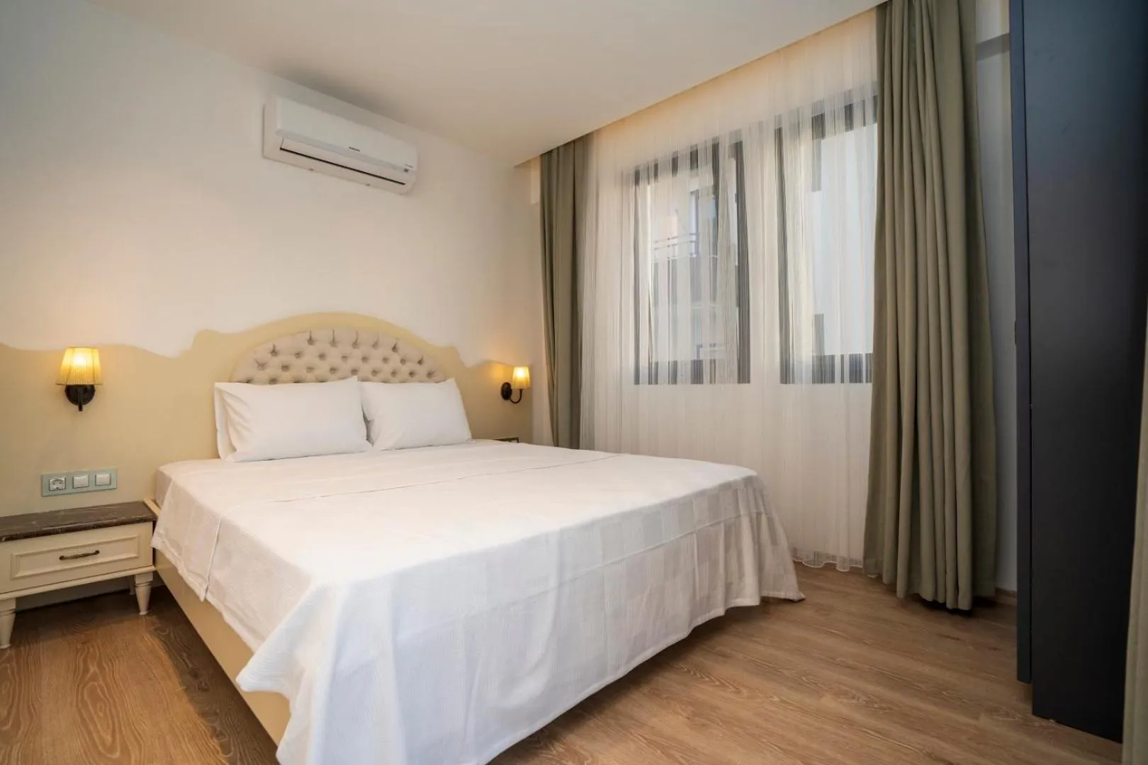 Bedroom, Bed in Channel Suites