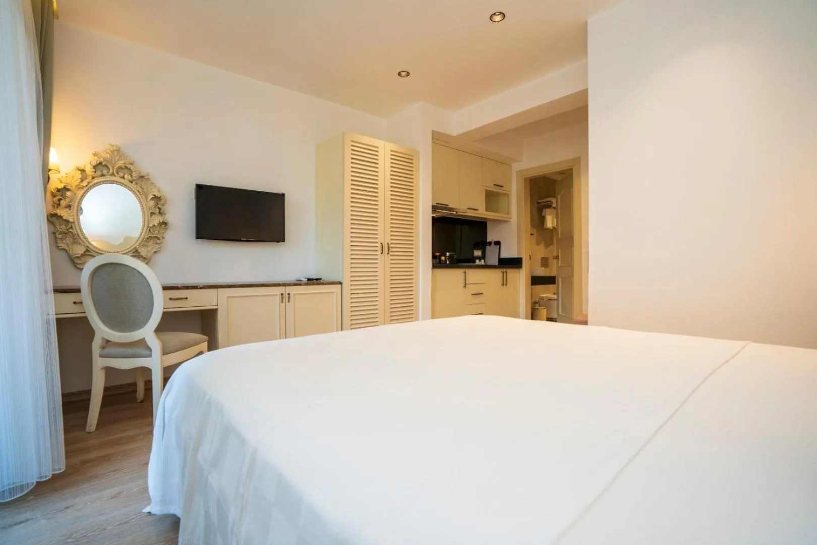 Kitchen or kitchenette, Bed in Channel Suites