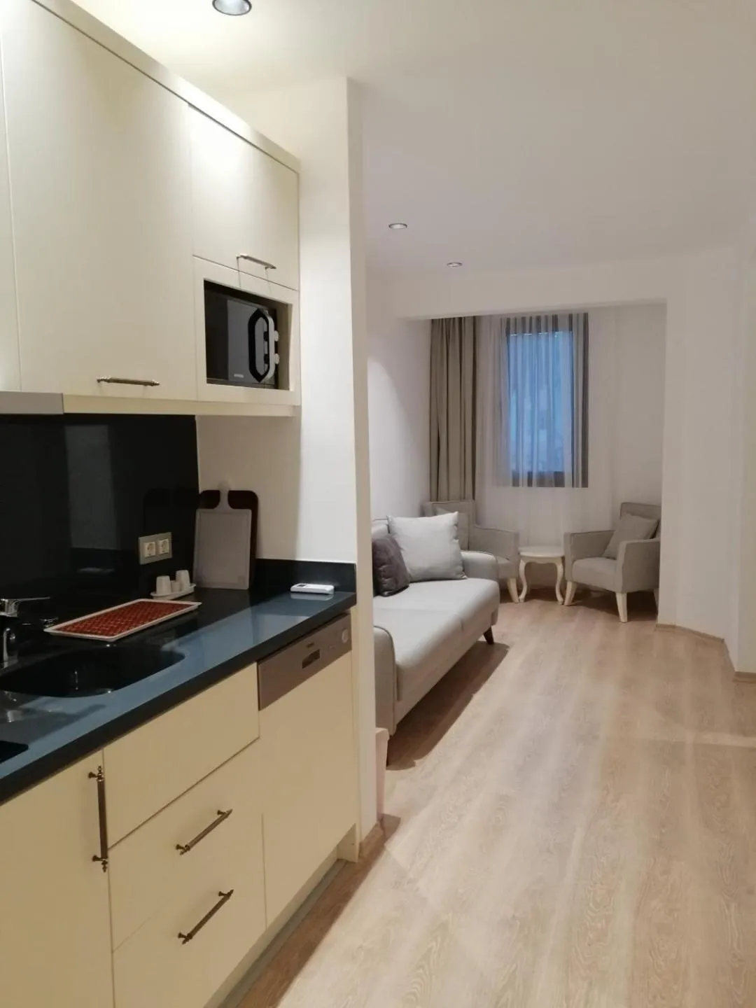 Kitchen or kitchenette, Bed in Channel Suites