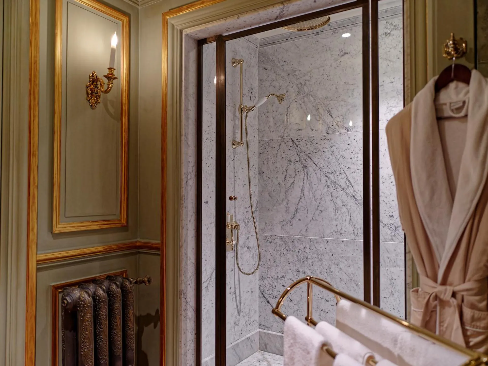 Shower in Relais & Château Louise de La Vallière