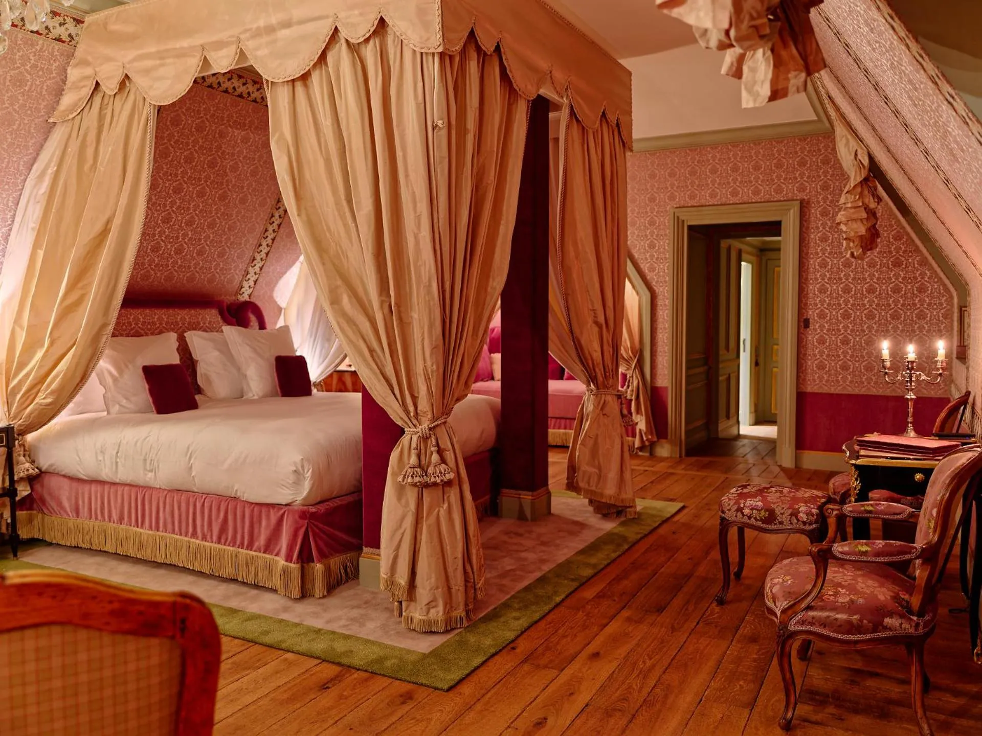 Bed in Relais & Château Louise de La Vallière