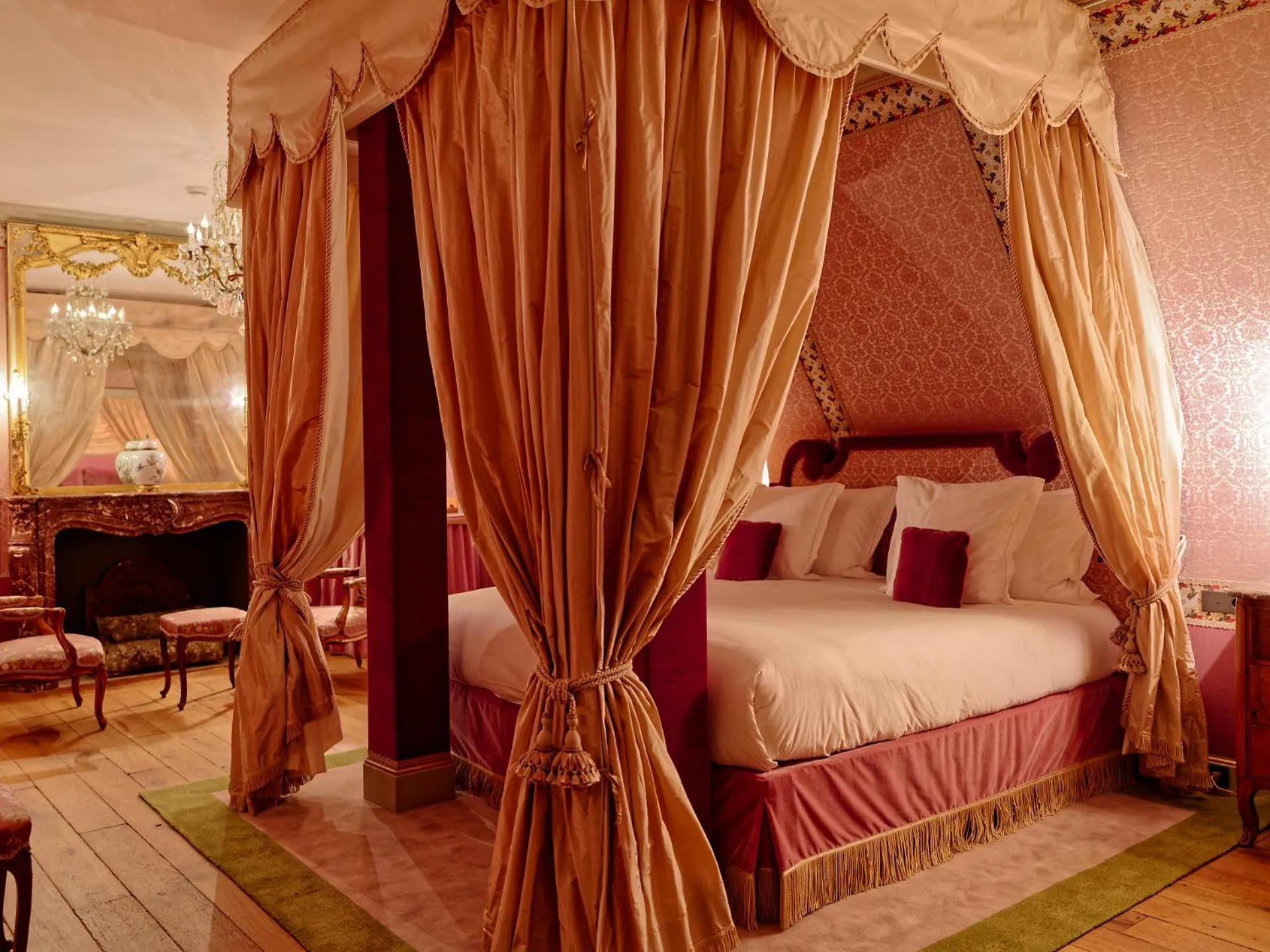 Bed in Relais & Château Louise de La Vallière