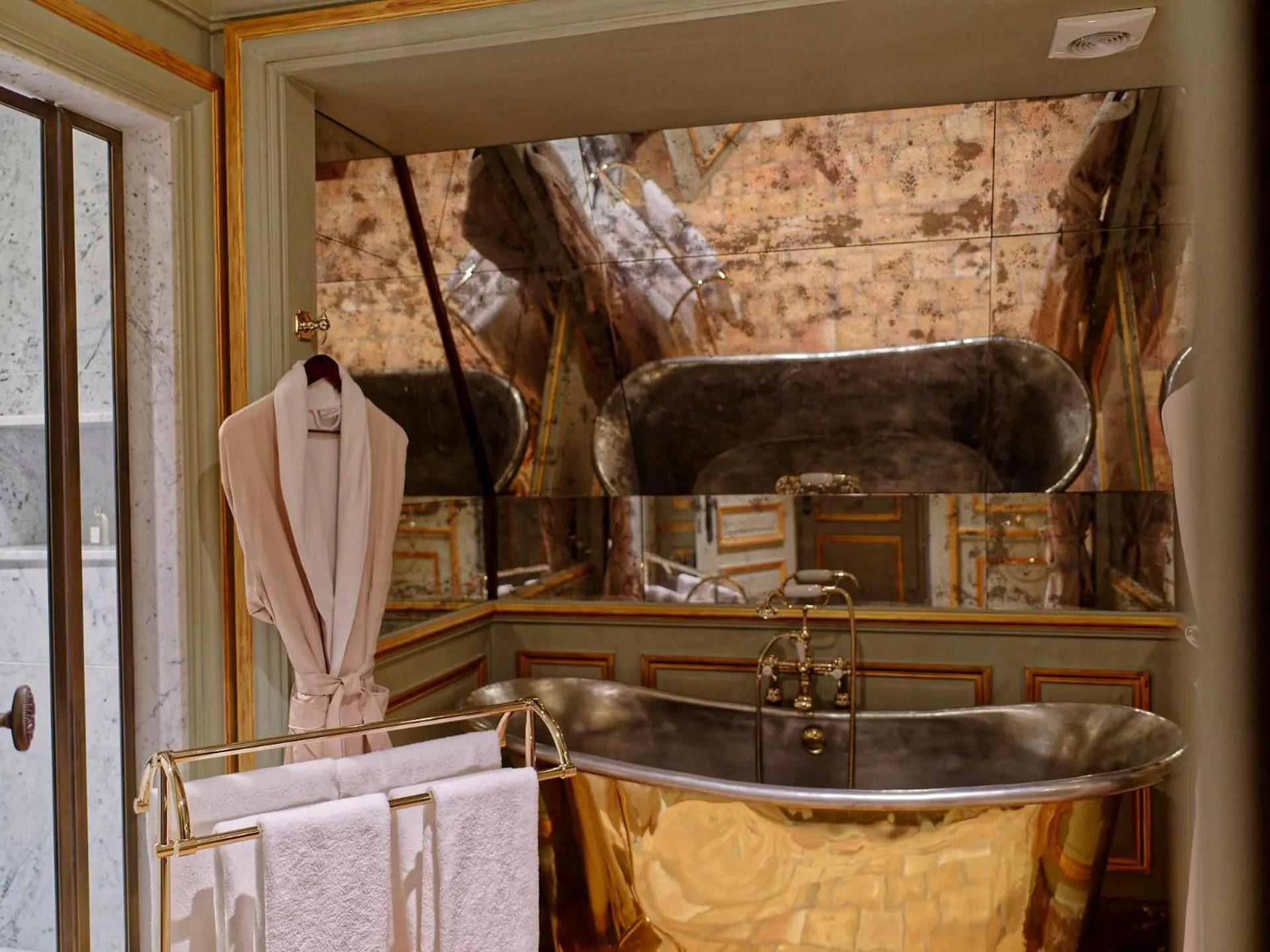 Bathroom in Relais & Château Louise de La Vallière