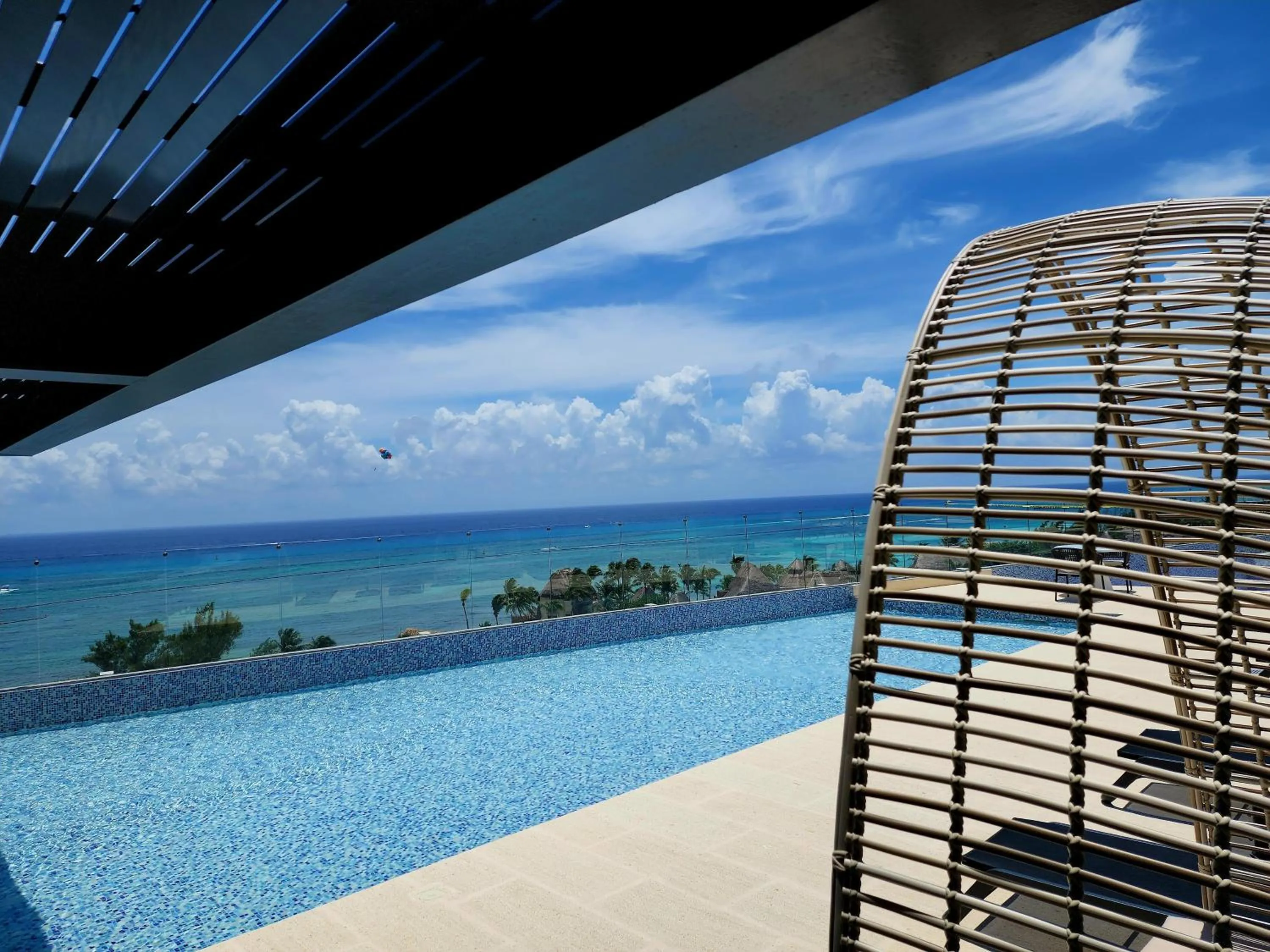 Swimming pool in Singular Dream Beach Residences