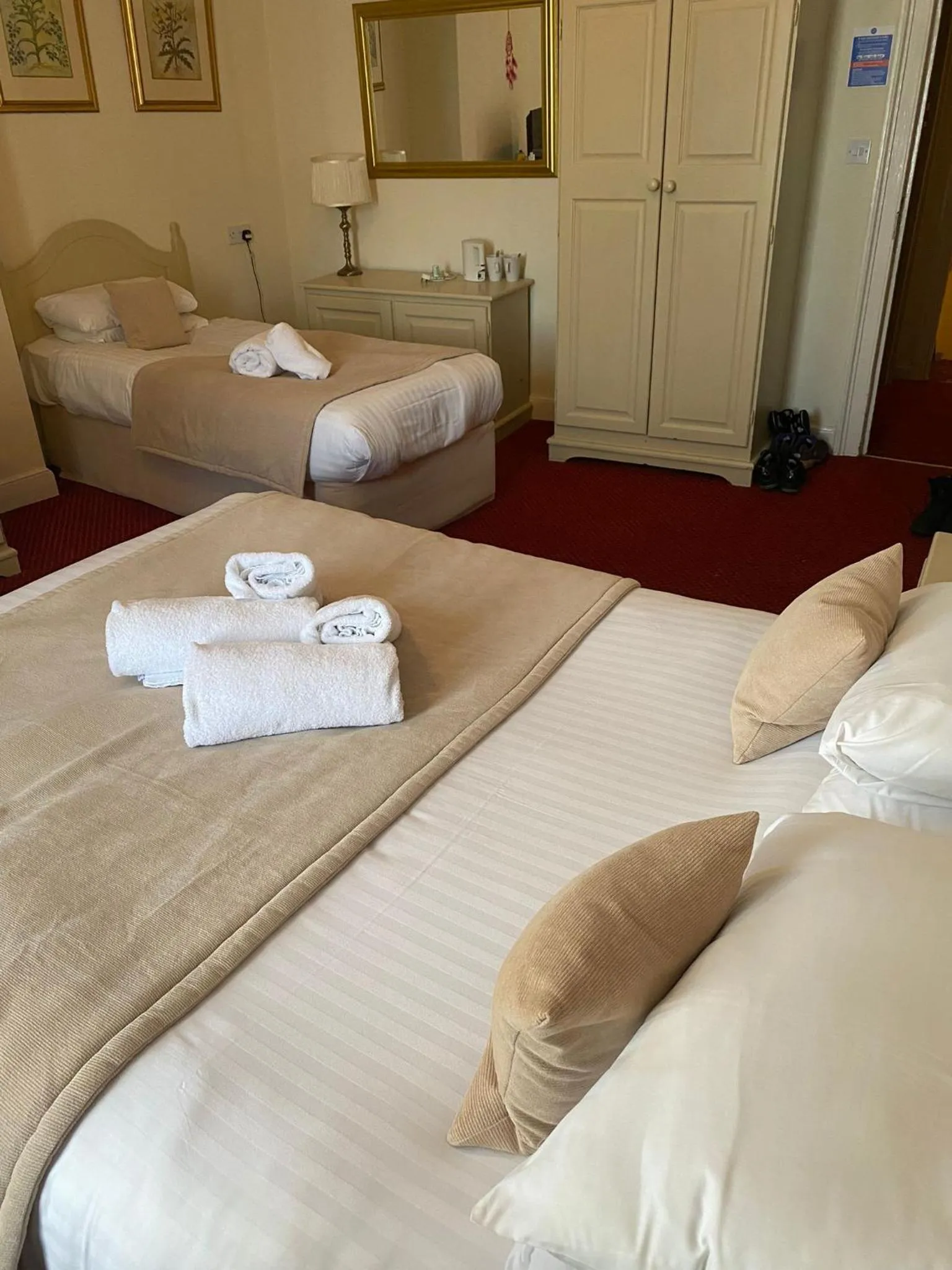 Bedroom, Bed in George Hotel