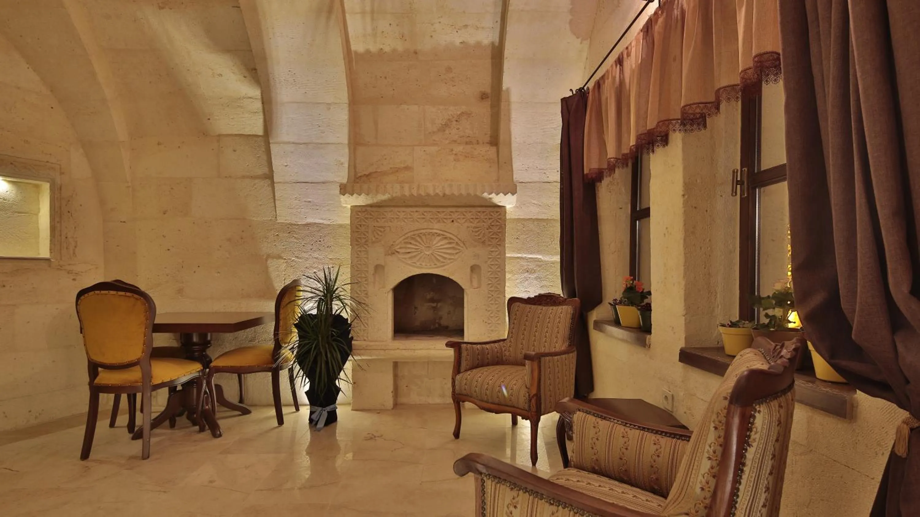 Restaurant/places to eat in Golden Cave Suites