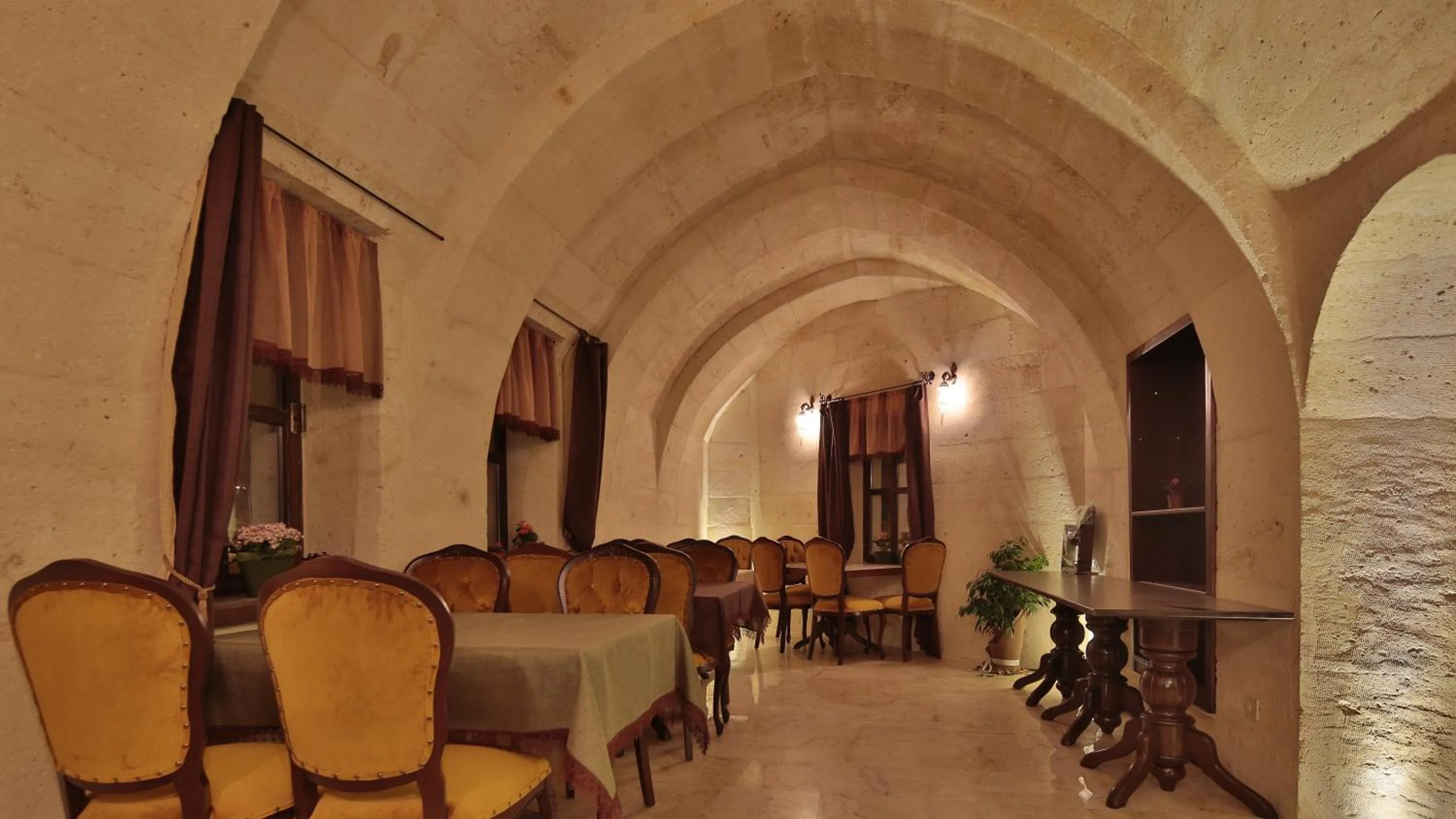 Restaurant/places to eat in Golden Cave Suites