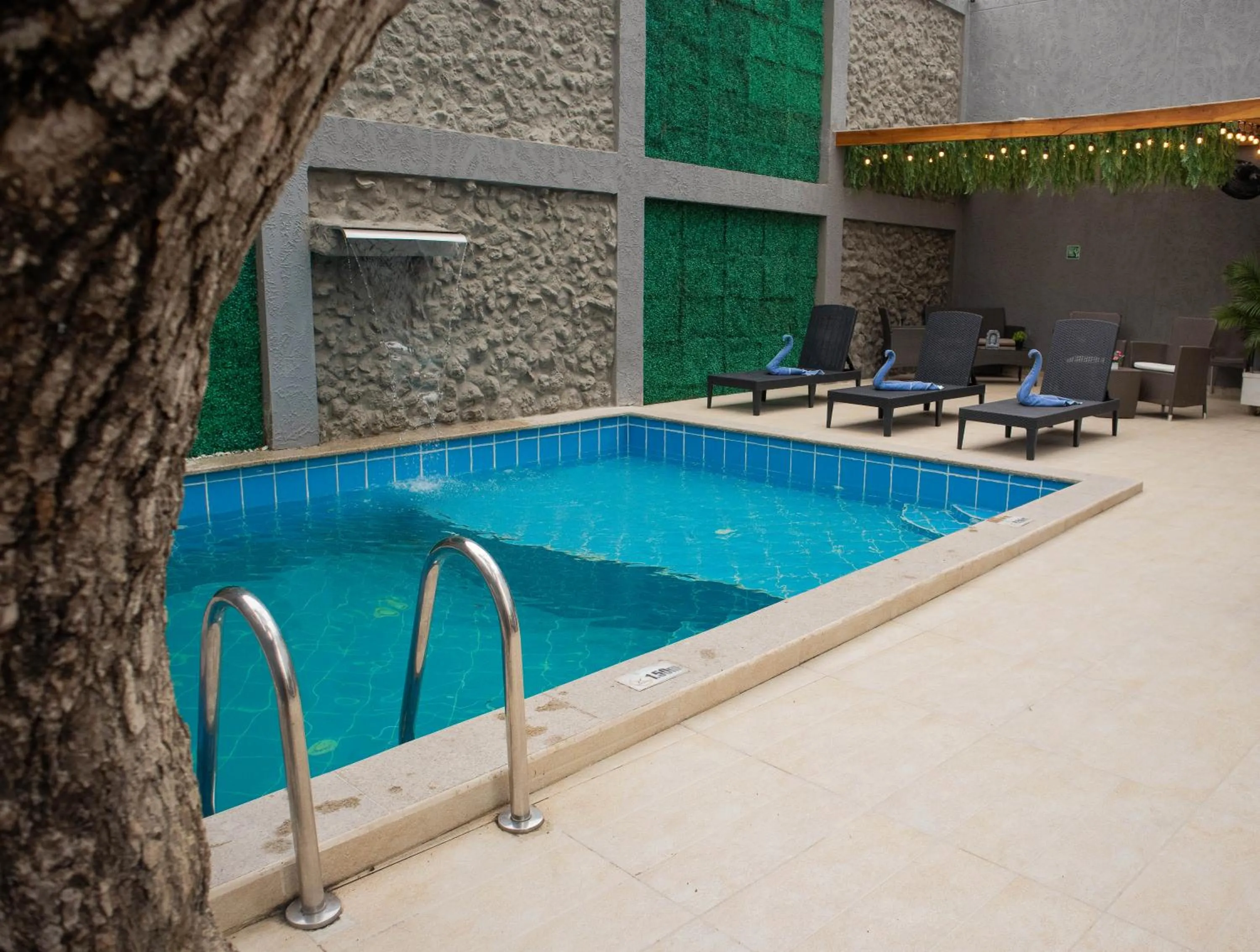 Swimming pool in Hotel El Marqués De Manga