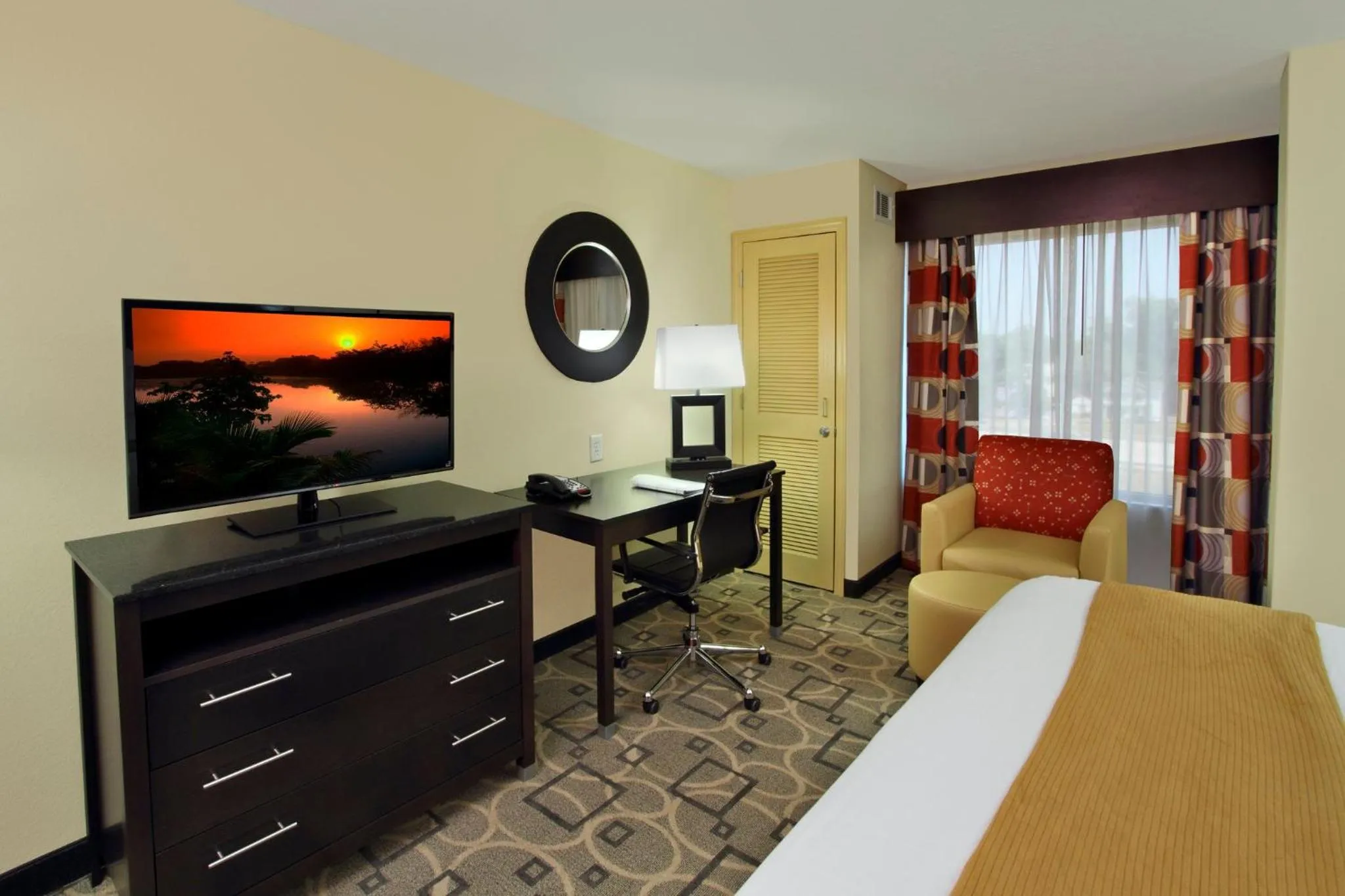 Photo of the whole room, Bed in Holiday Inn Express Augusta Downtown by IHG
