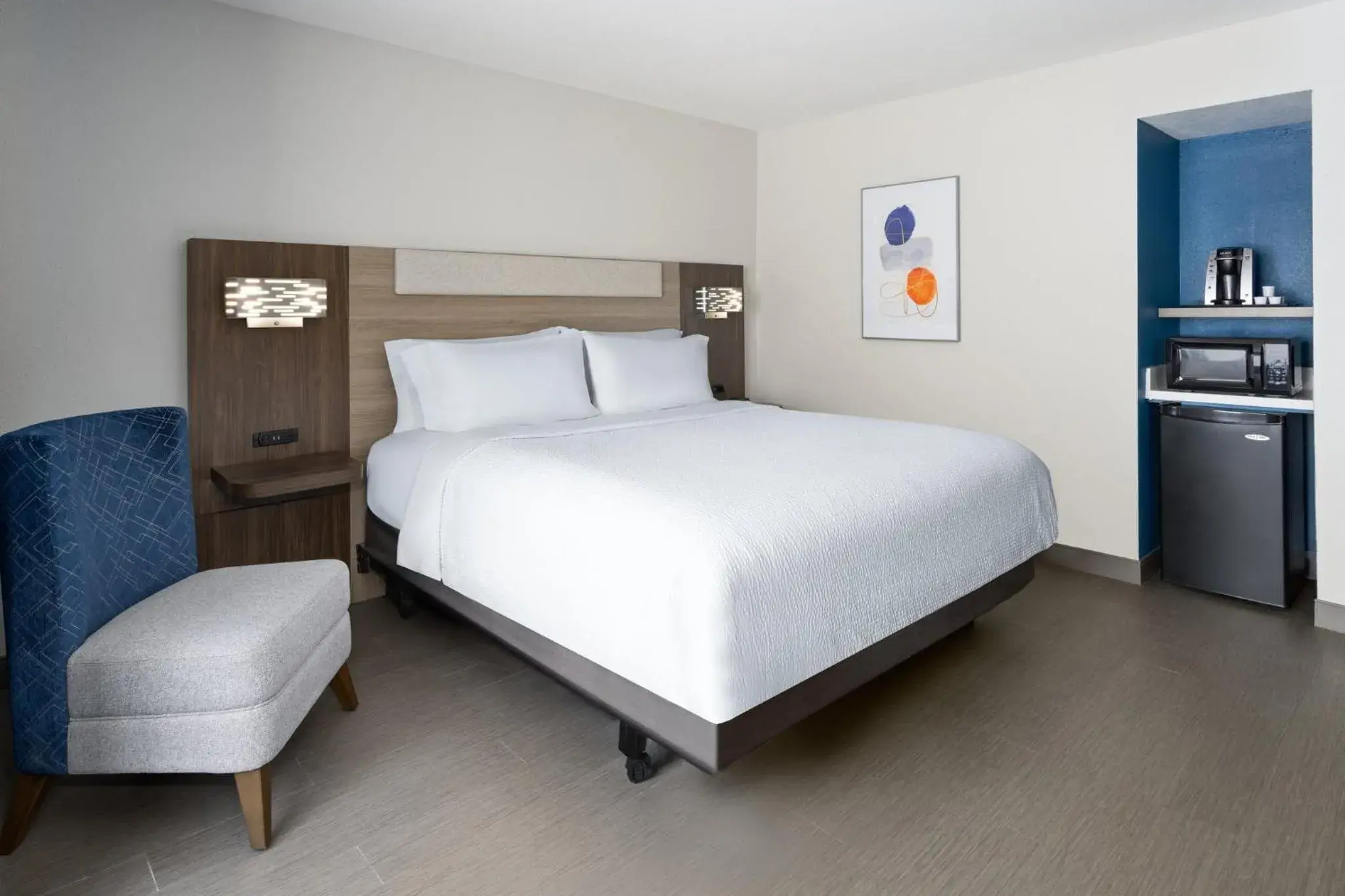 Standard King Room with Roll-in Shower - Mobility Accessible in Holiday Inn Express Augusta Downtown by IHG Standard King Room with Roll-in Shower - Mobility Accessible in Holiday Inn Express Augusta Downtown by IHG