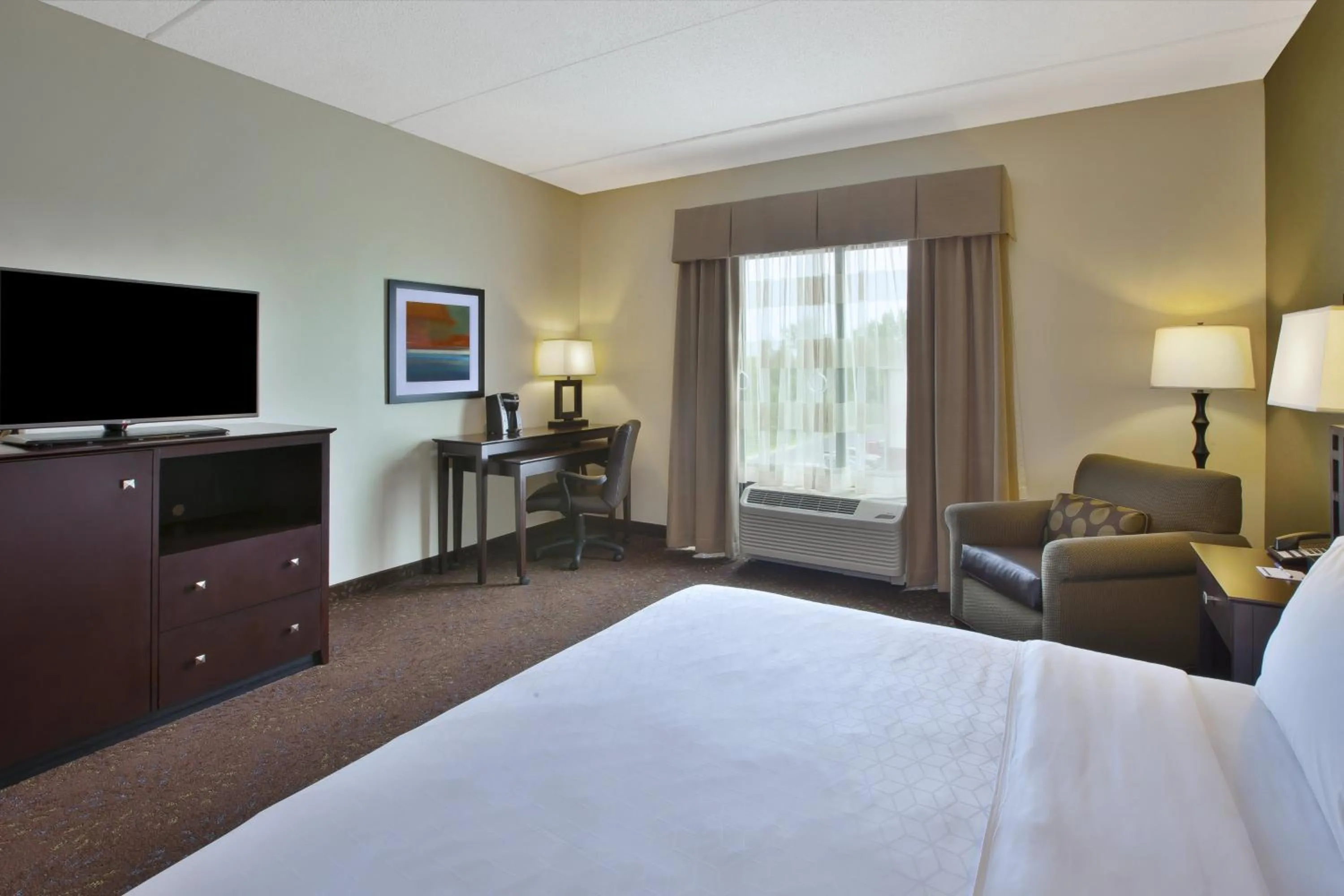 Photo of the whole room, Bed in Holiday Inn Express & Suites Geneva Finger Lakes by IHG