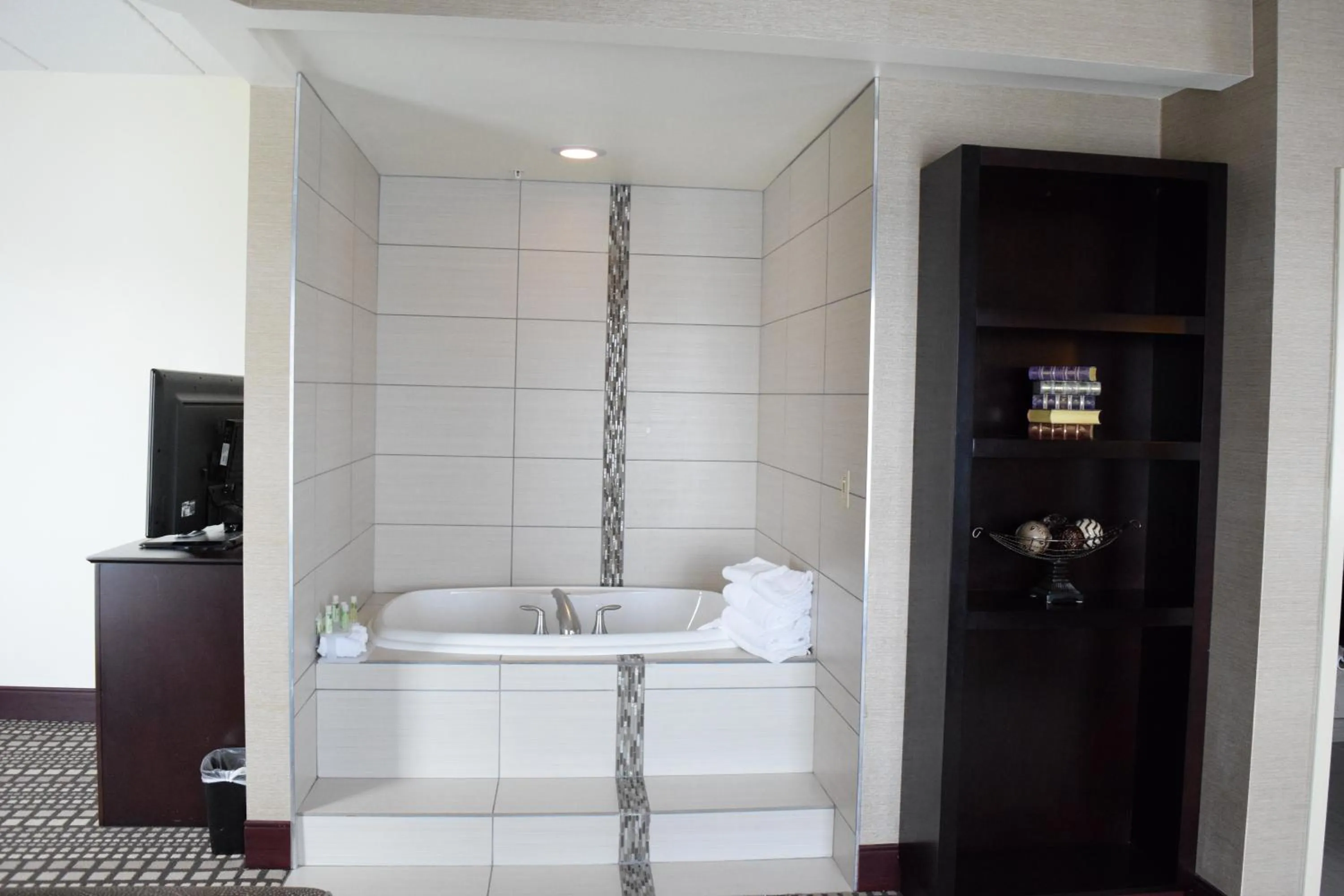 Photo of the whole room in Holiday Inn Express & Suites Geneva Finger Lakes by IHG