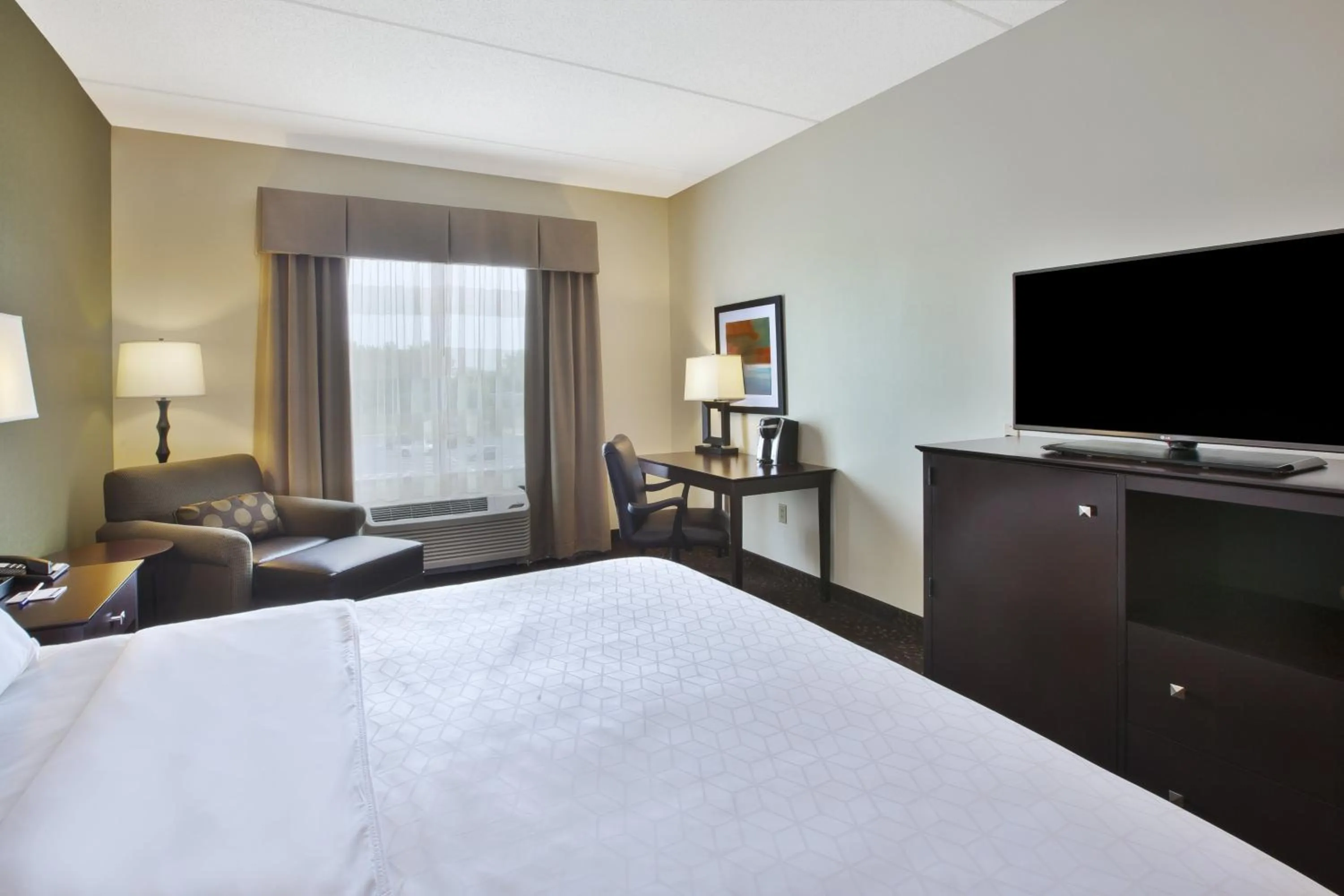 Photo of the whole room, Bed in Holiday Inn Express & Suites Geneva Finger Lakes by IHG