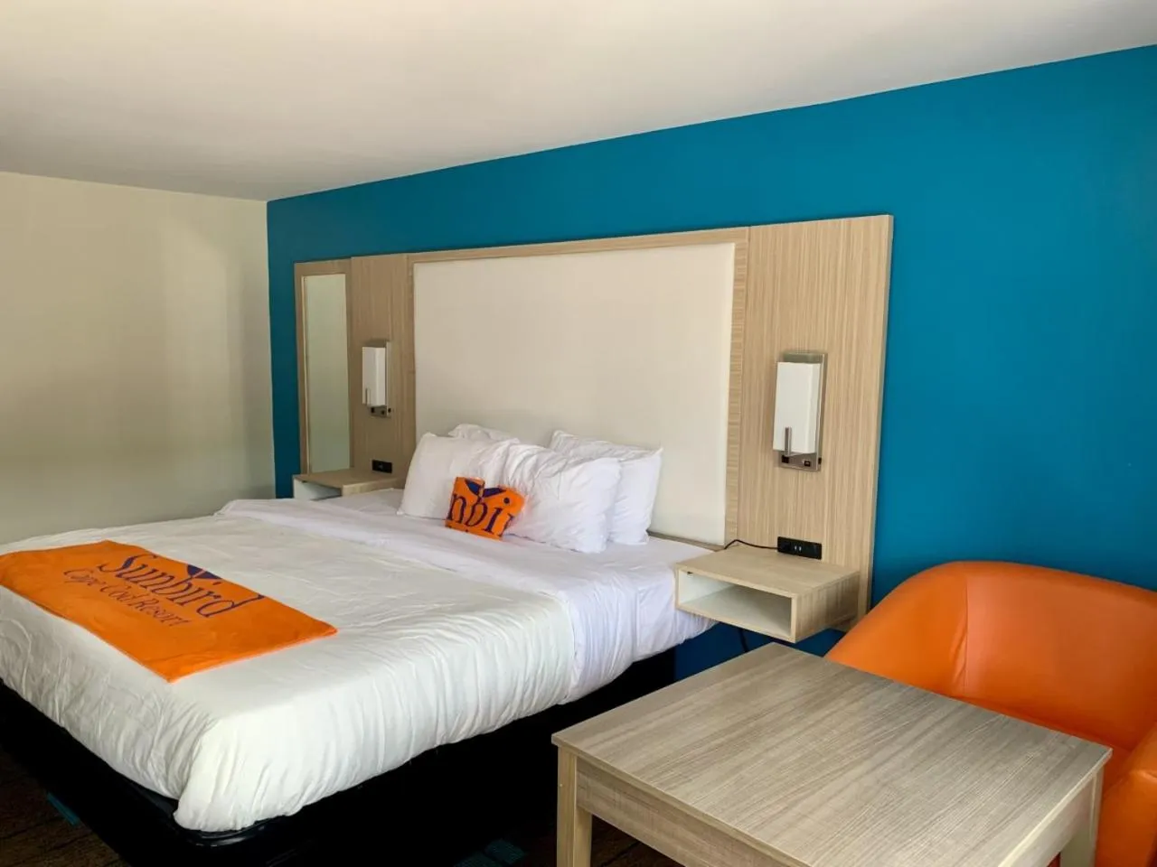 Photo of the whole room, Bed in Sunbird Cape Cod Annex