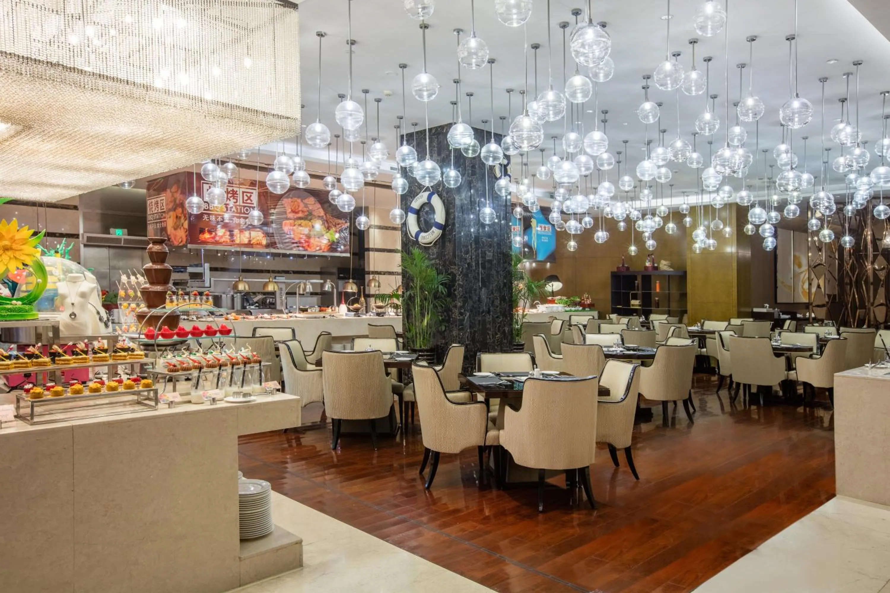 Restaurant/places to eat in Expo Center Hotel - Free Shuttle Bus & Late Check-out