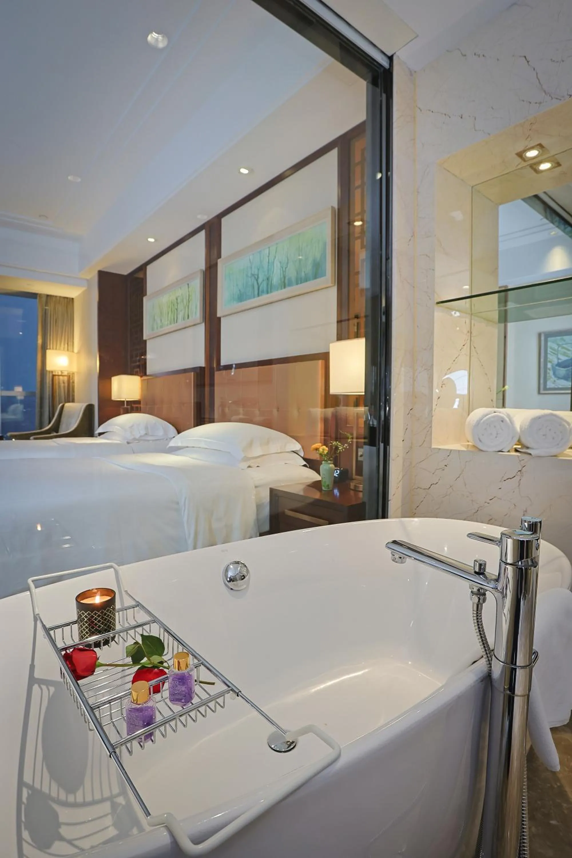 Bed in Expo Center Hotel - Free Shuttle Bus & Late Check-out