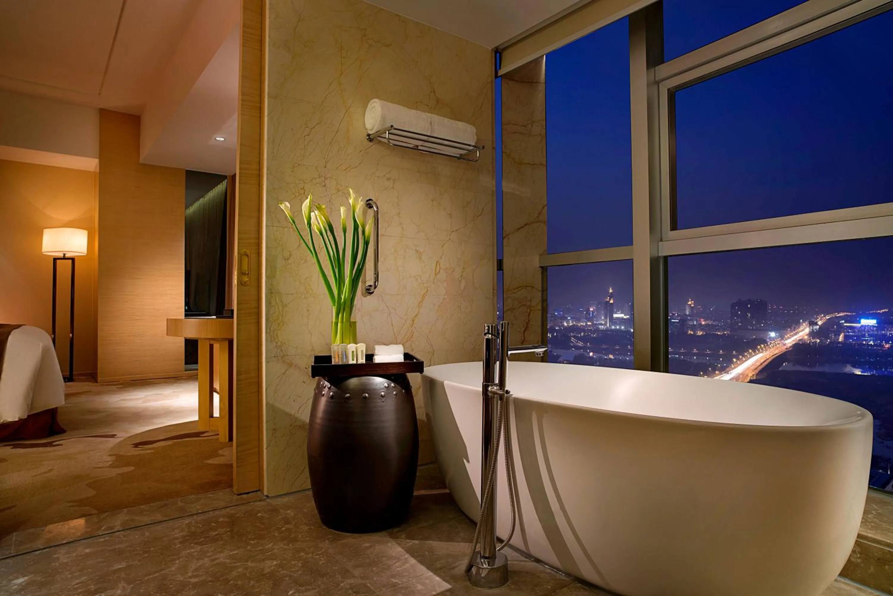 Bedroom in Expo Center Hotel - Free Shuttle Bus & Late Check-out