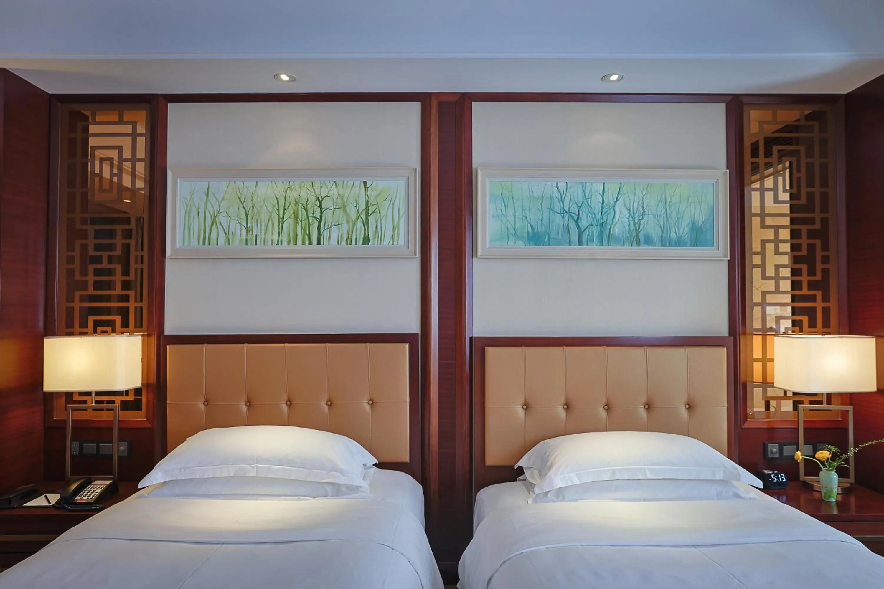 Bed in Expo Center Hotel - Free Shuttle Bus & Late Check-out