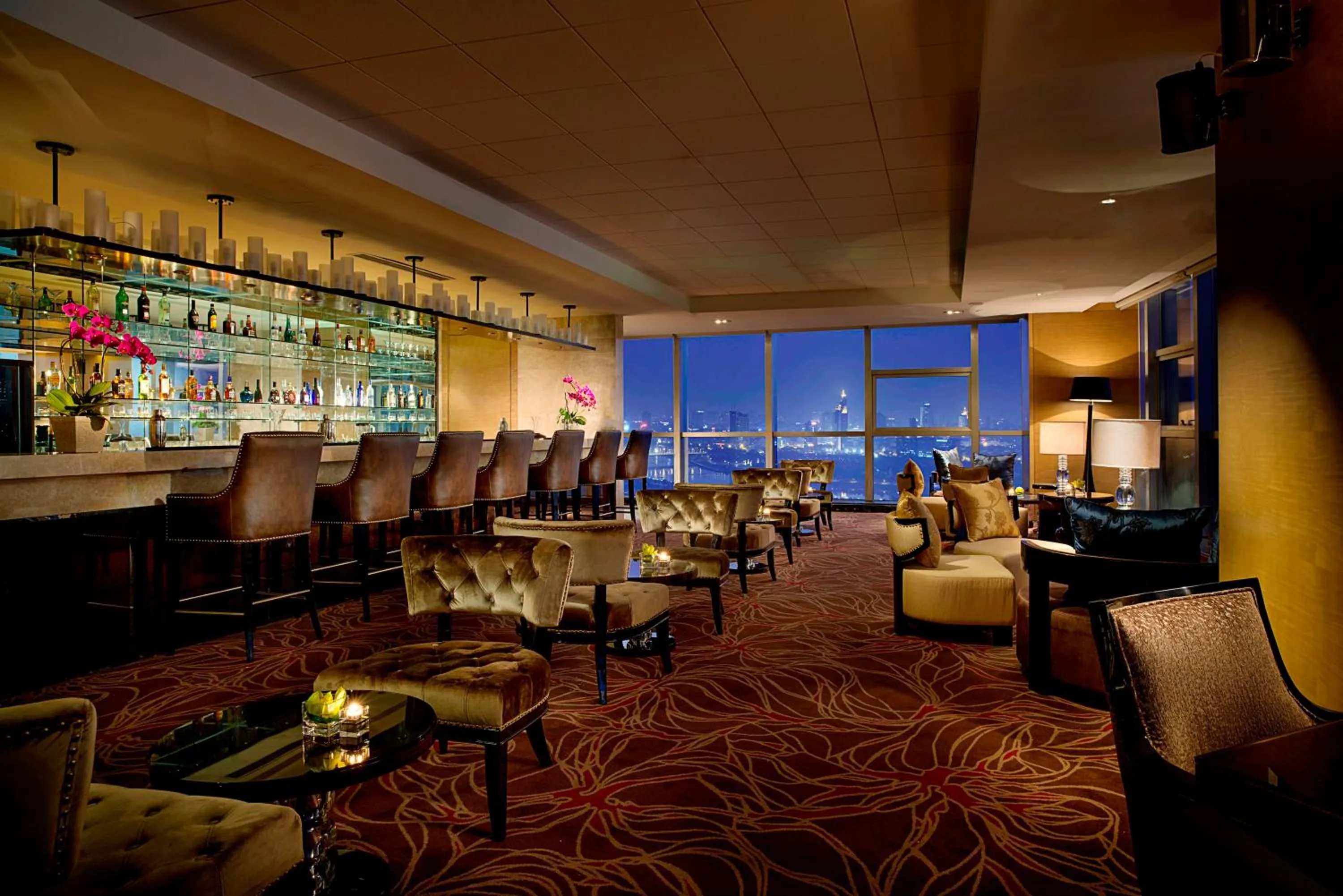 Lounge or bar in Expo Center Hotel - Free Shuttle Bus & Late Check-out