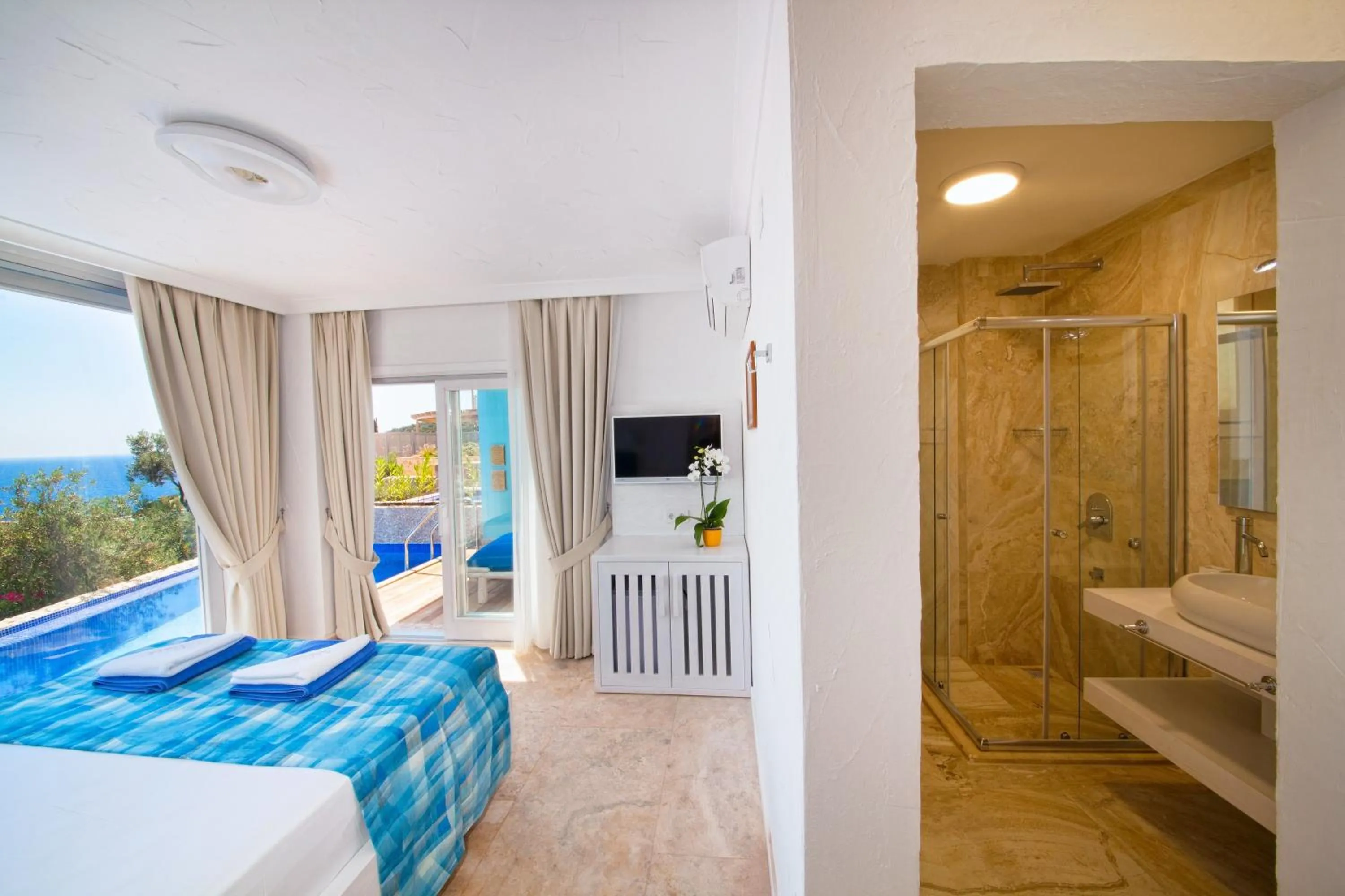 Shower, Bed in Asfiya Sea View Hotel