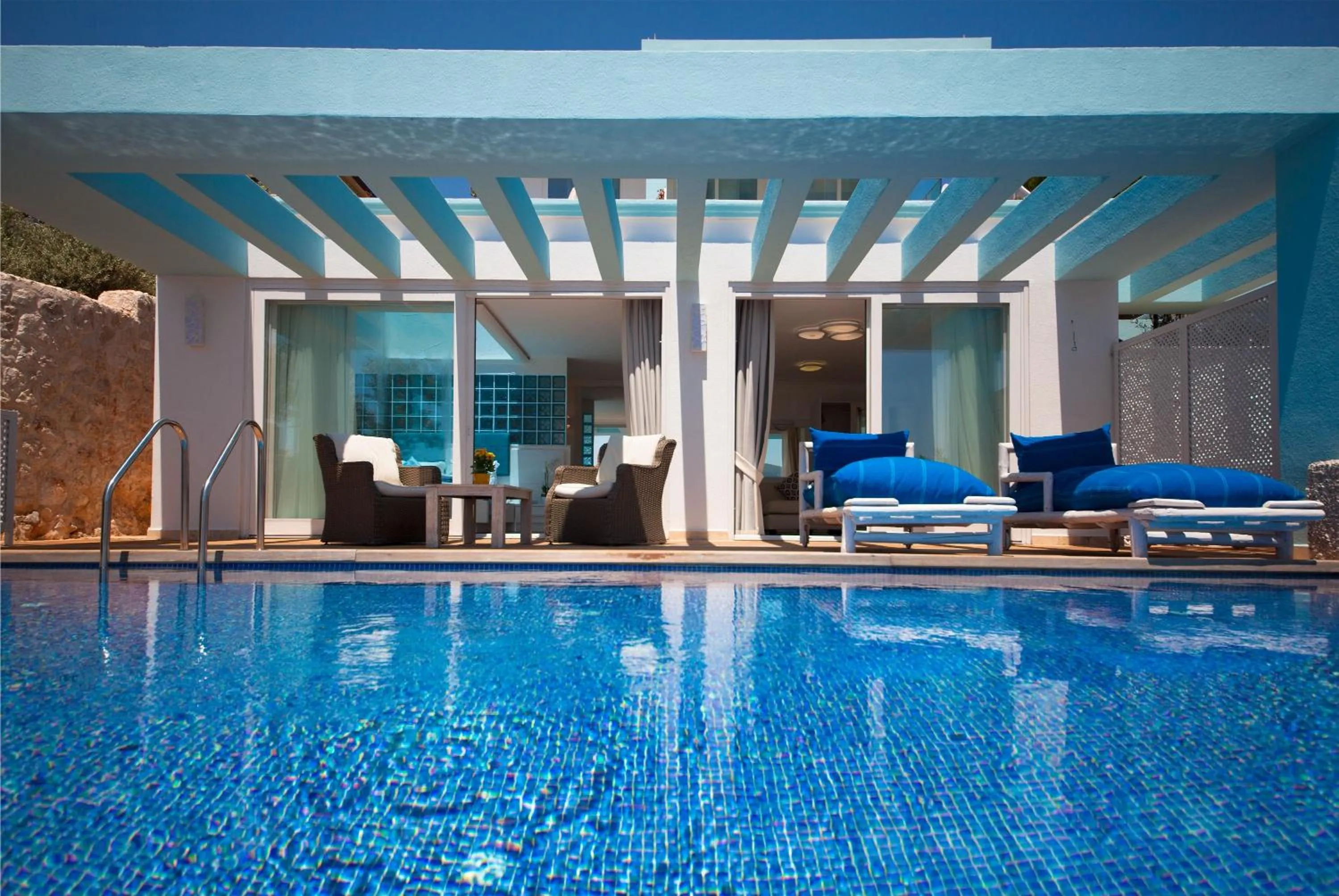 Swimming pool in Asfiya Sea View Hotel