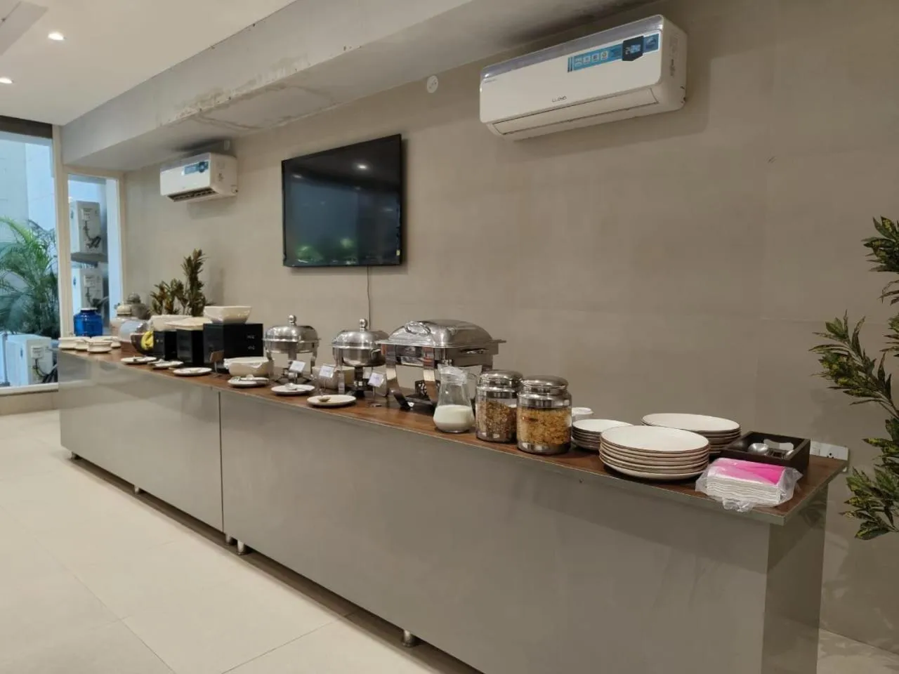 Restaurant/places to eat in Perch Service Apartment DLF Cyber City