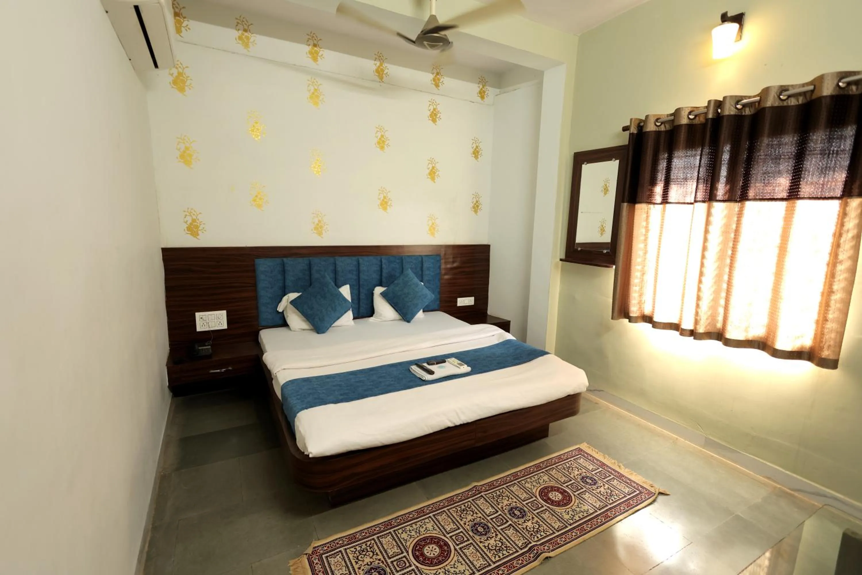 TV and multimedia, Bed in Hotel Shivalay Palace