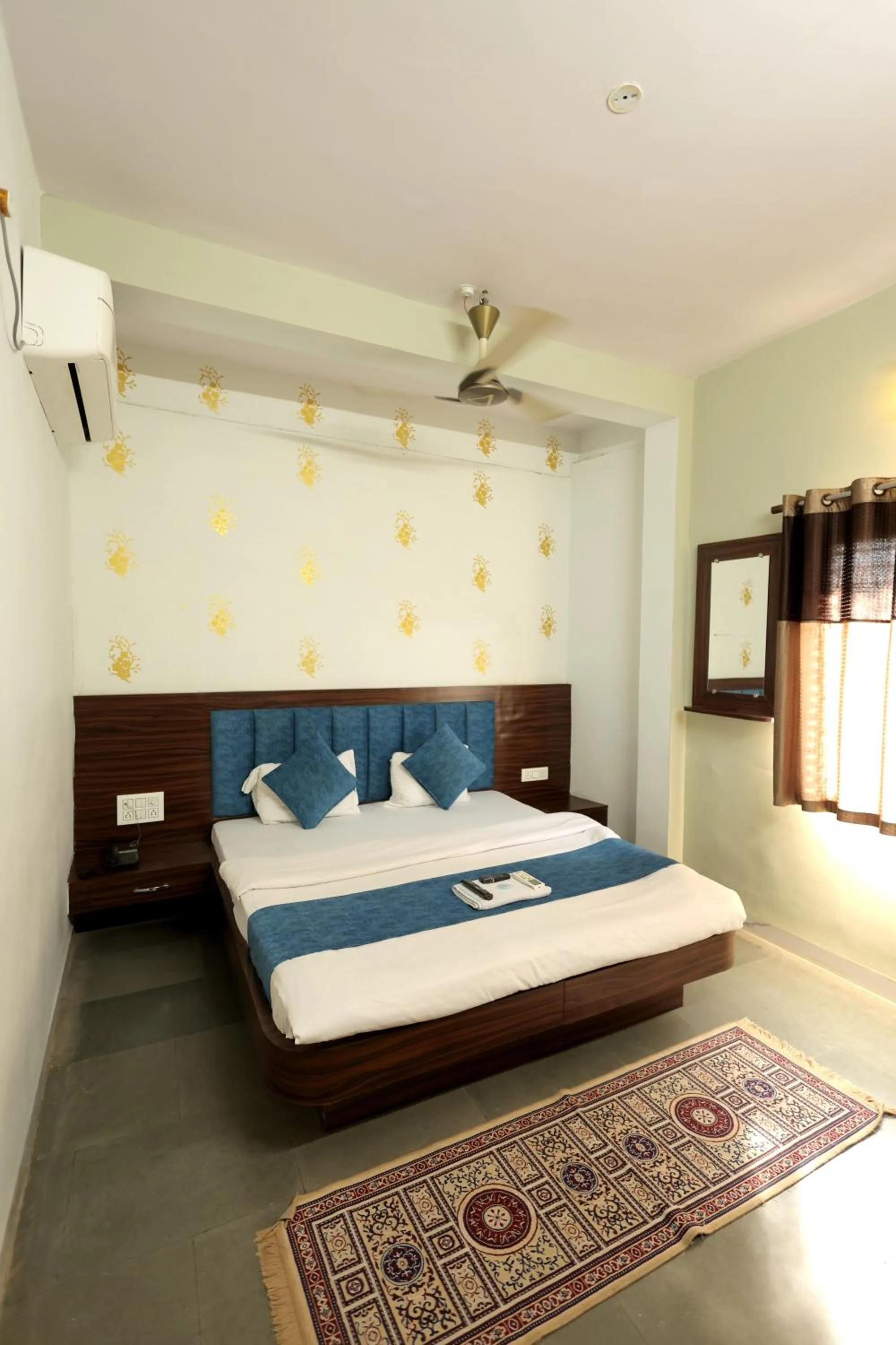 TV and multimedia, Bed in Hotel Shivalay Palace