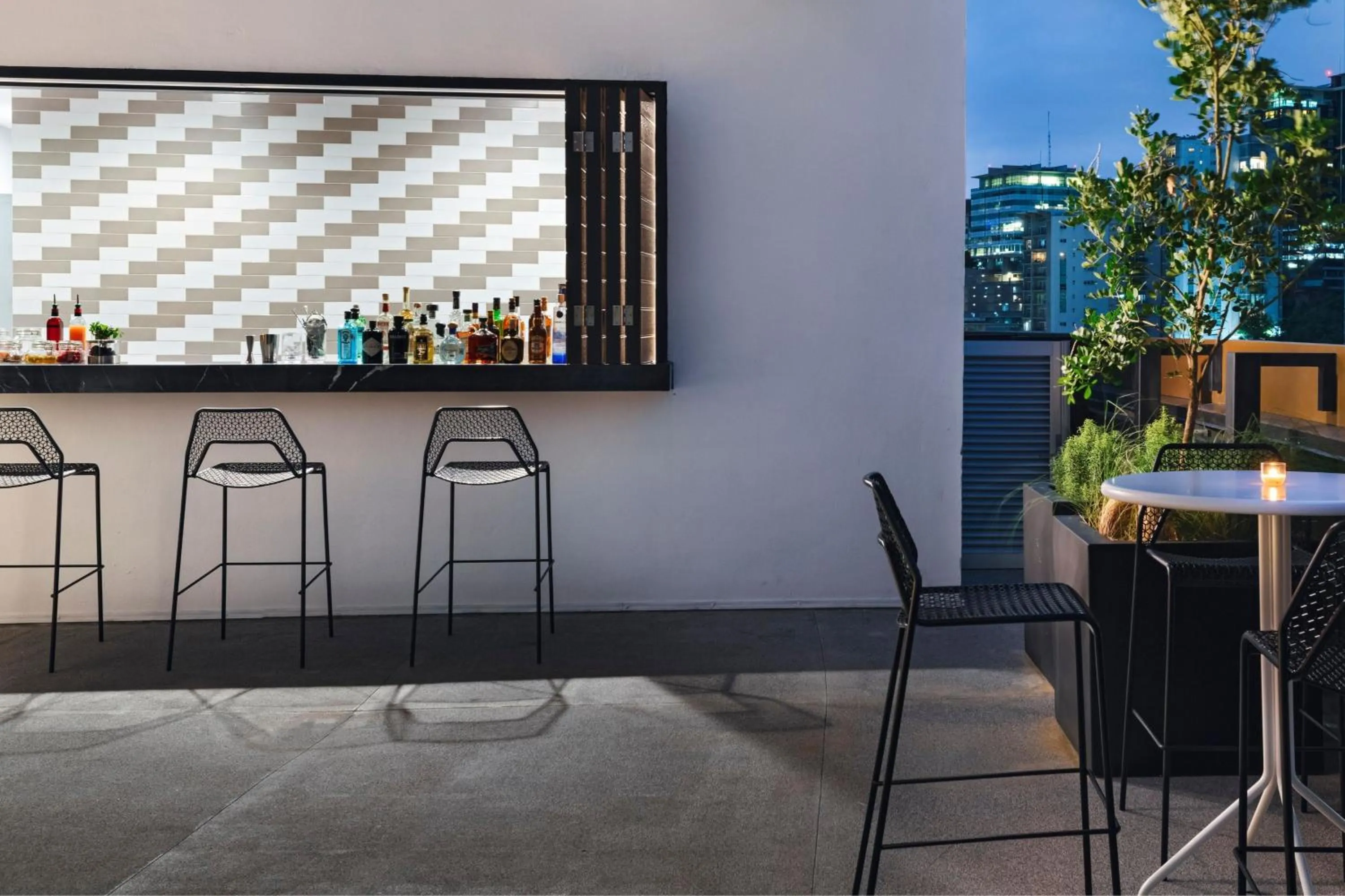 Lounge or bar in AC Hotel by Marriott Monterrey Valle