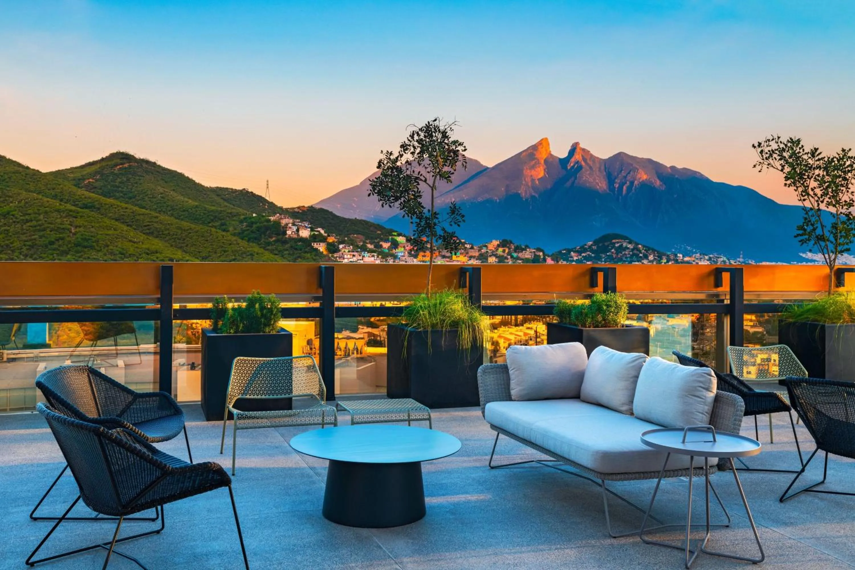 Lounge or bar in AC Hotel by Marriott Monterrey Valle