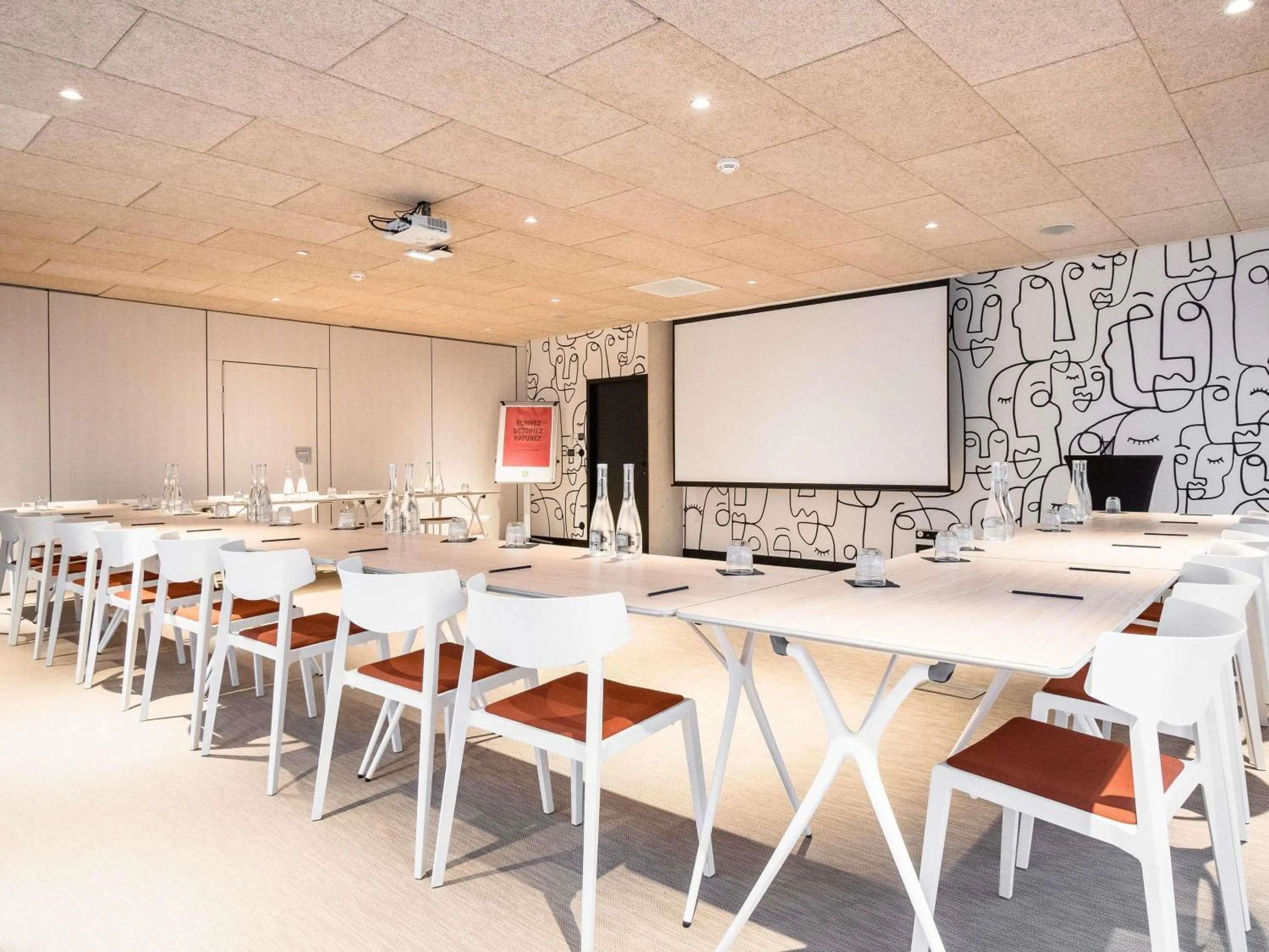 Meeting/conference room in ibis Styles Montauban
