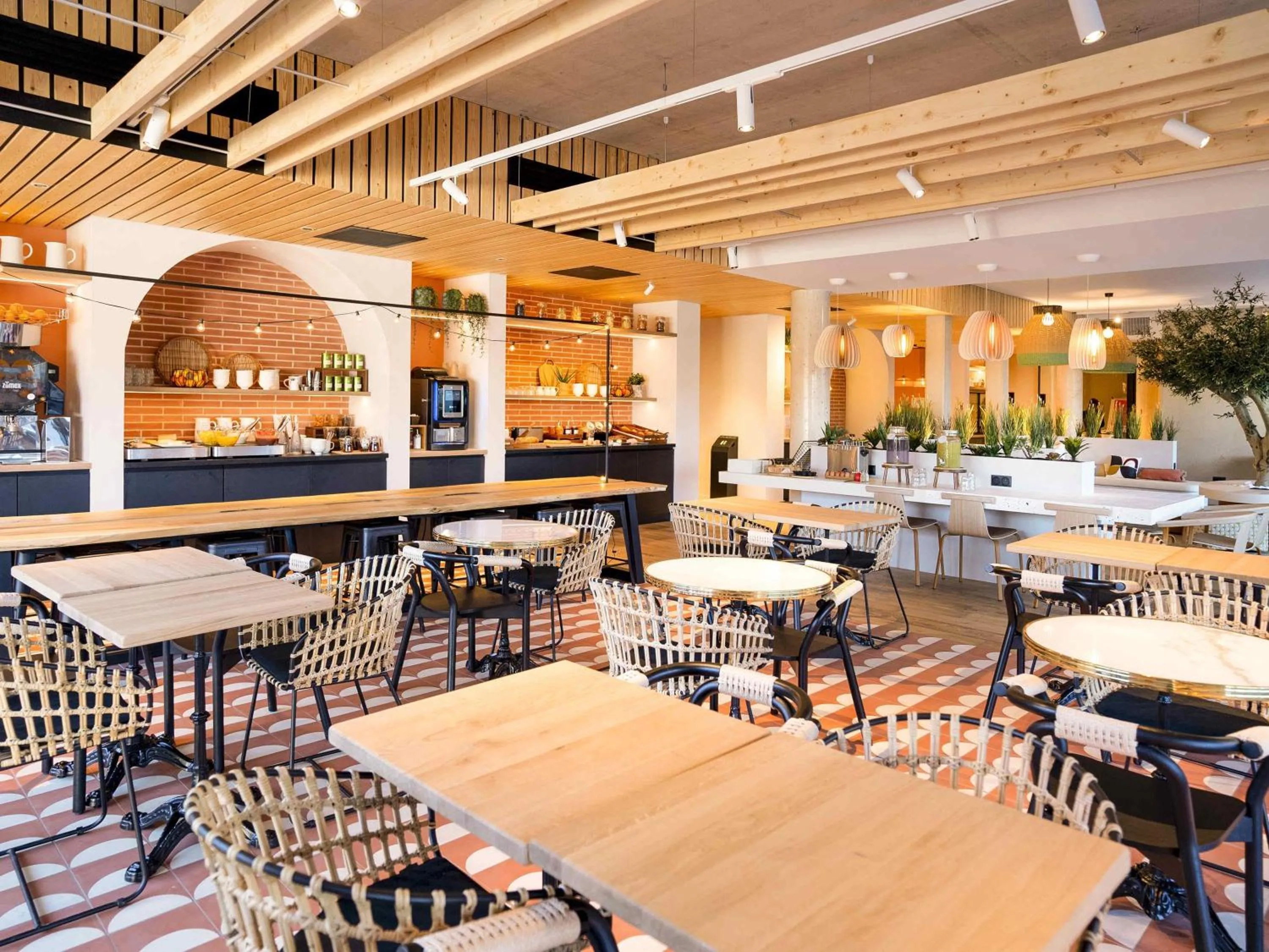 Restaurant/places to eat in ibis Styles Montauban