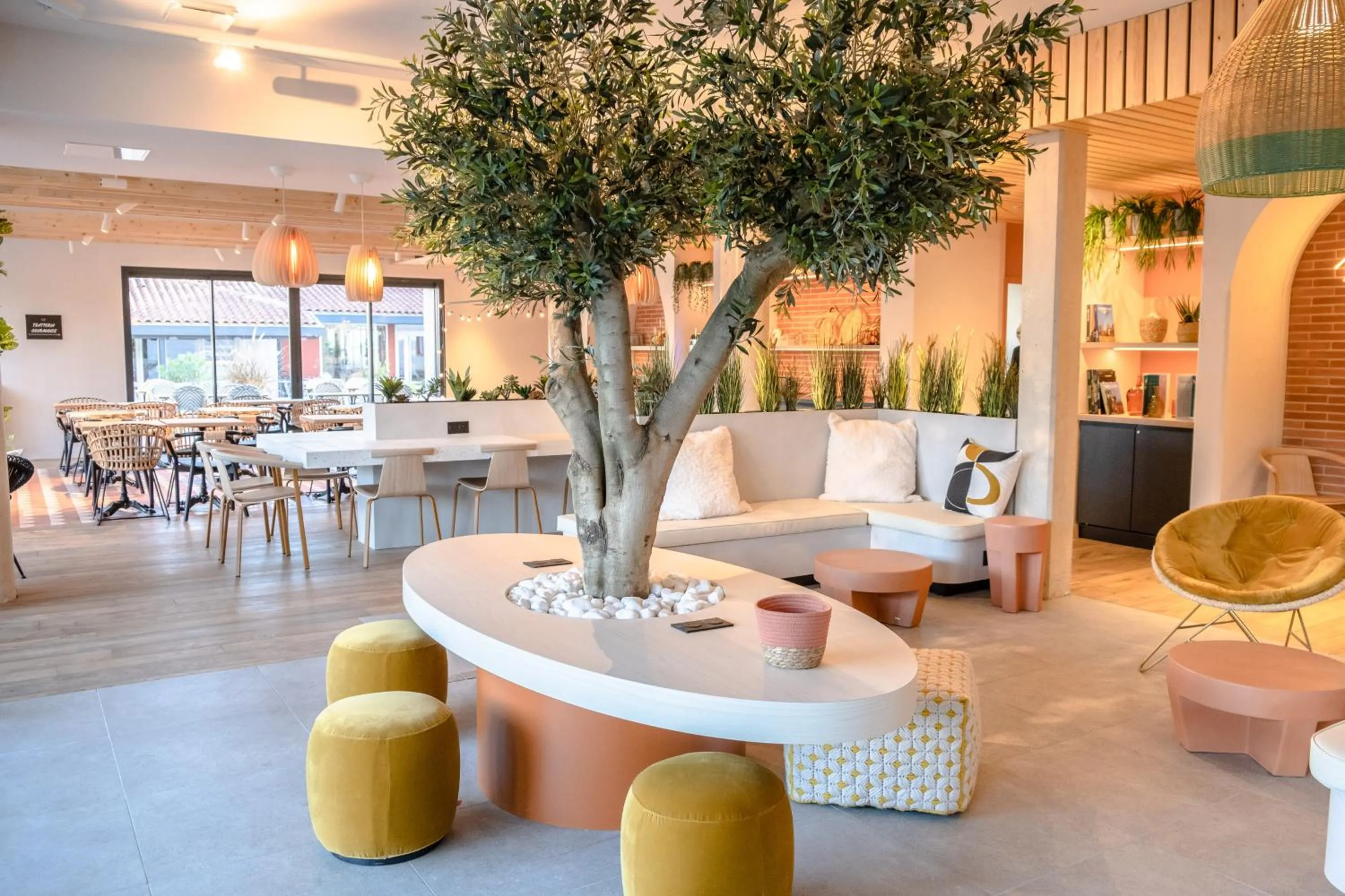 Lobby or reception in ibis Styles Montauban