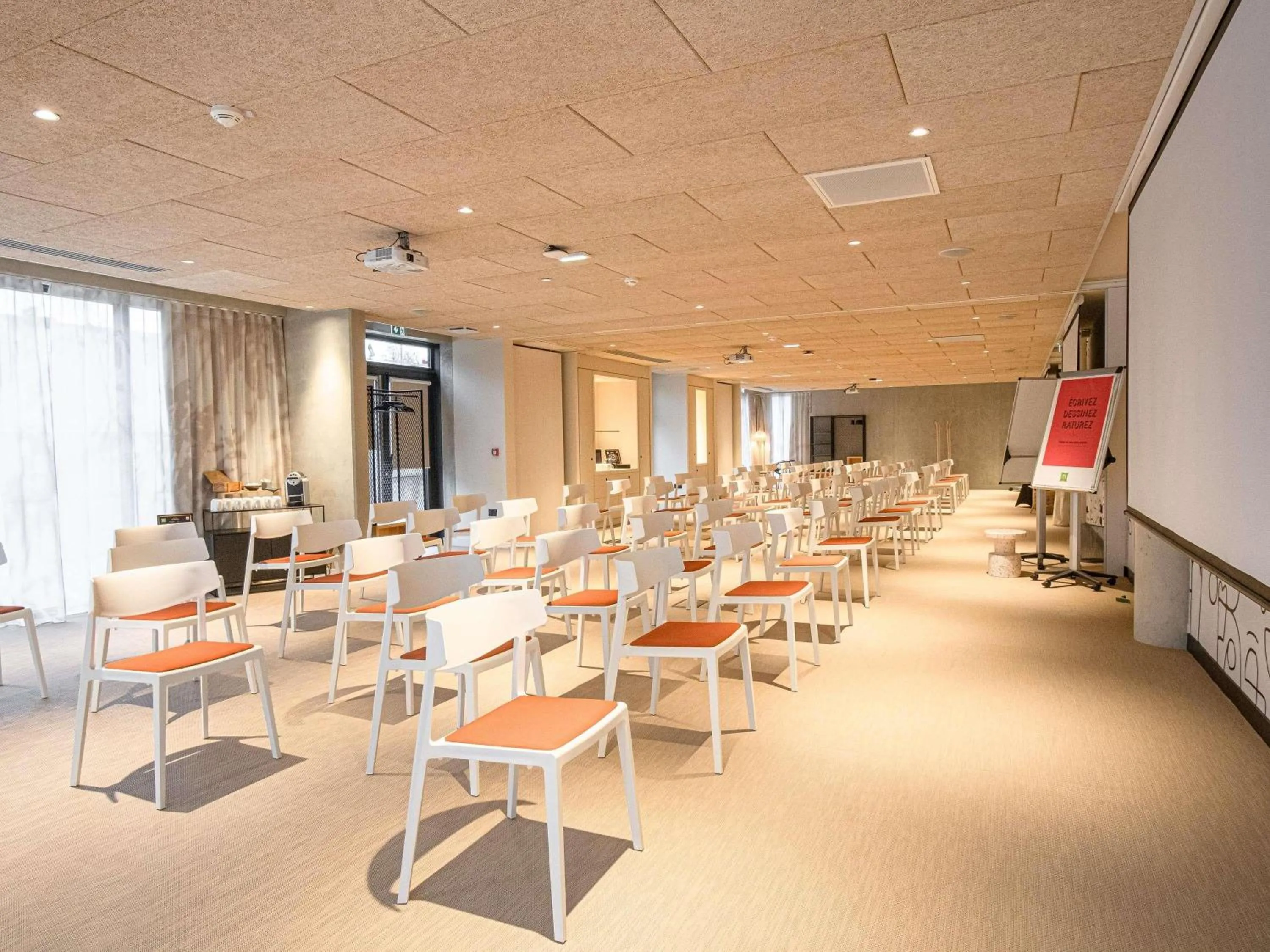 Meeting/conference room in ibis Styles Montauban
