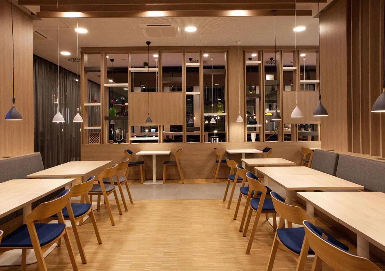 Restaurant/places to eat in Holiday Inn Express - Düsseldorf Airport