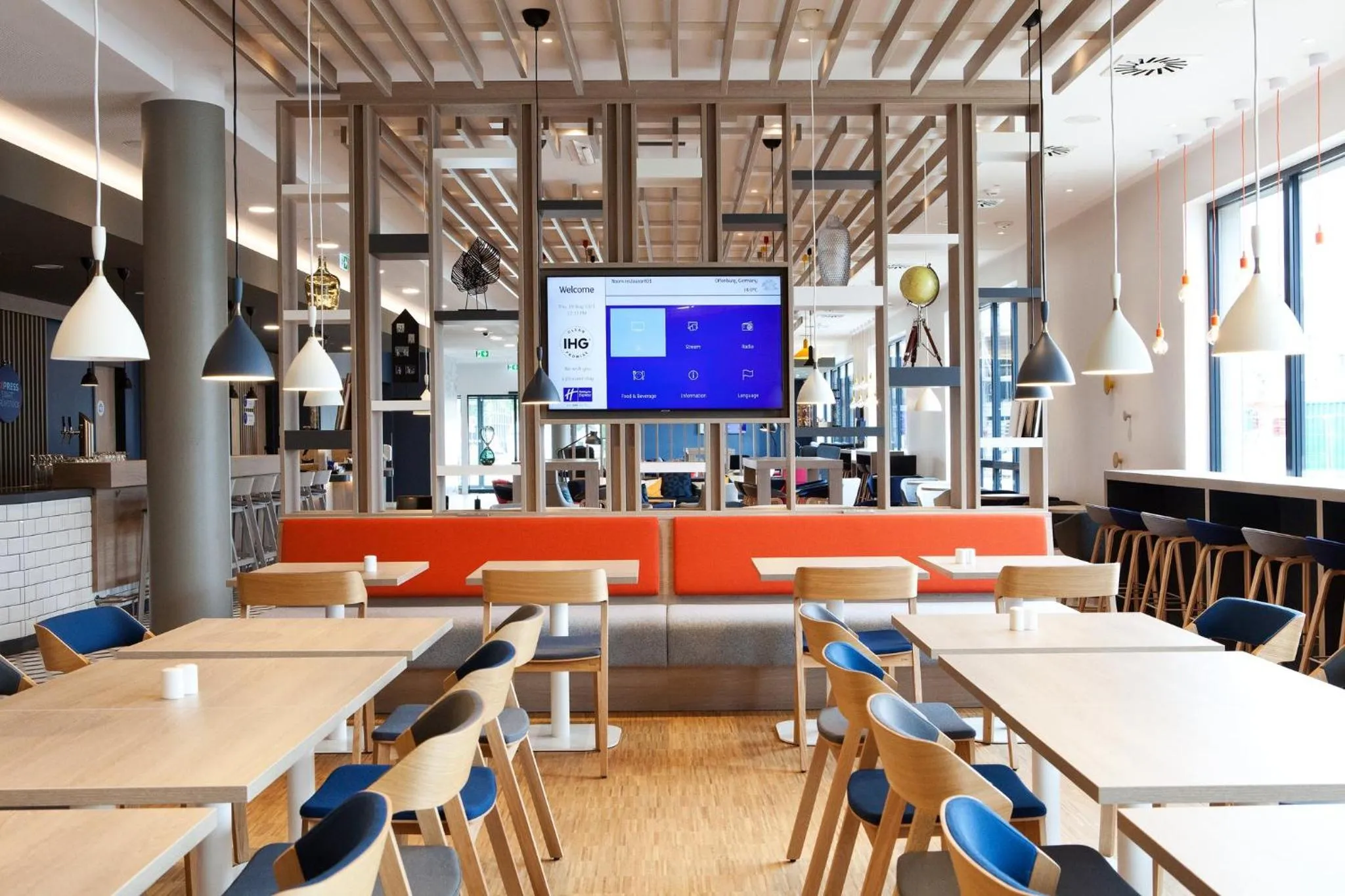 Restaurant/places to eat in Holiday Inn Express - Düsseldorf Airport