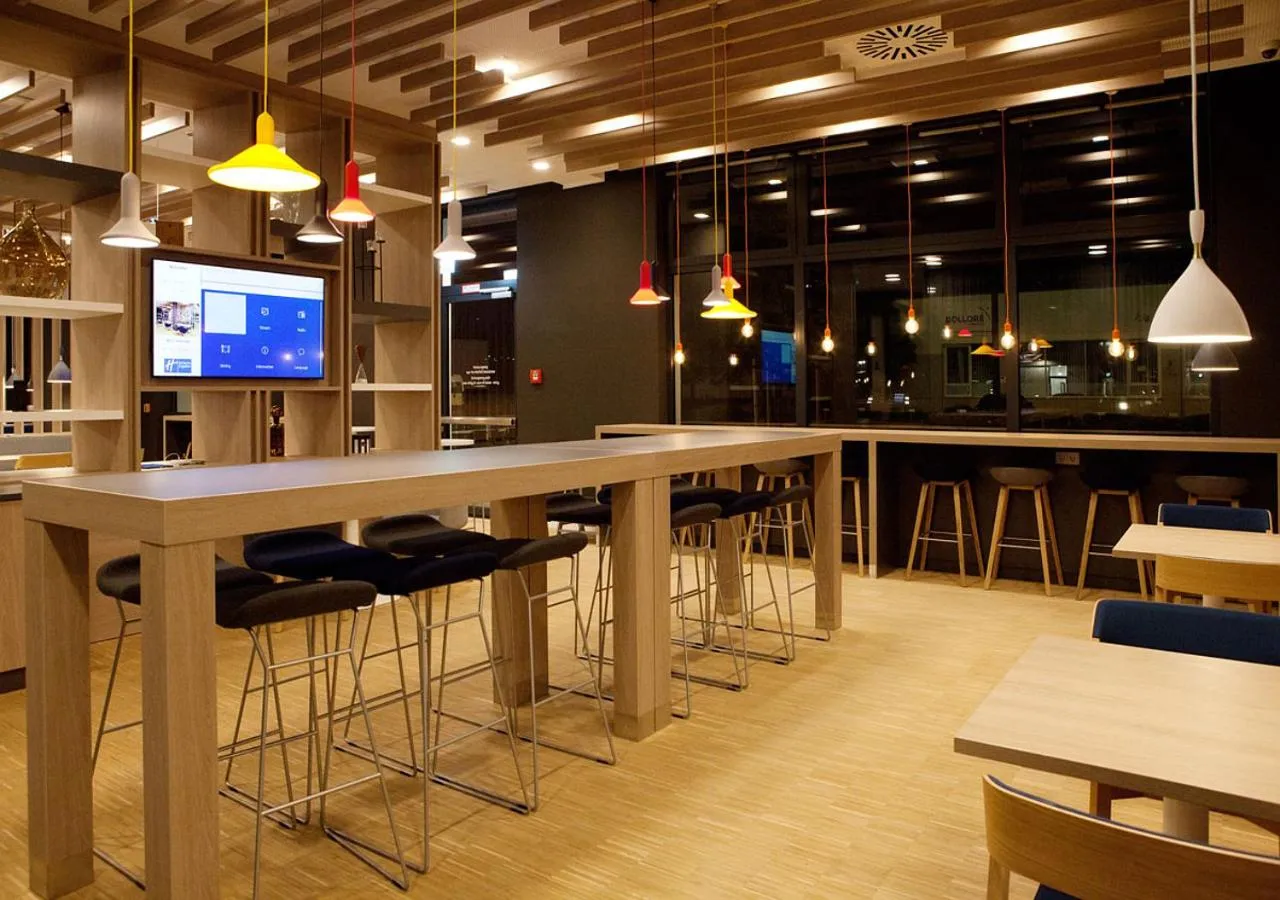 Restaurant/places to eat in Holiday Inn Express - Düsseldorf Airport