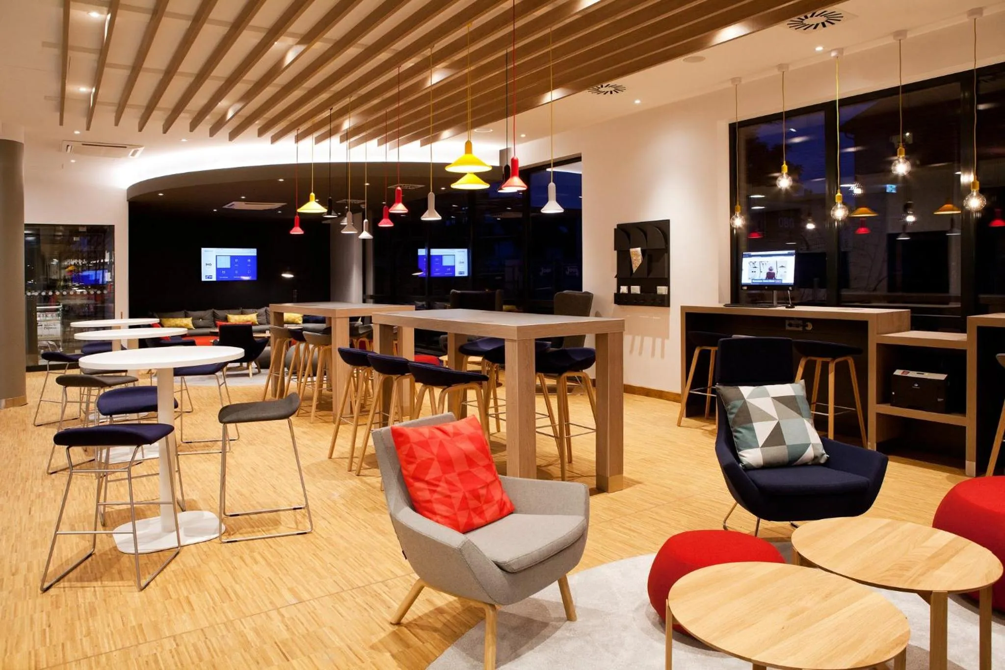 Lounge or bar in Holiday Inn Express - Düsseldorf Airport