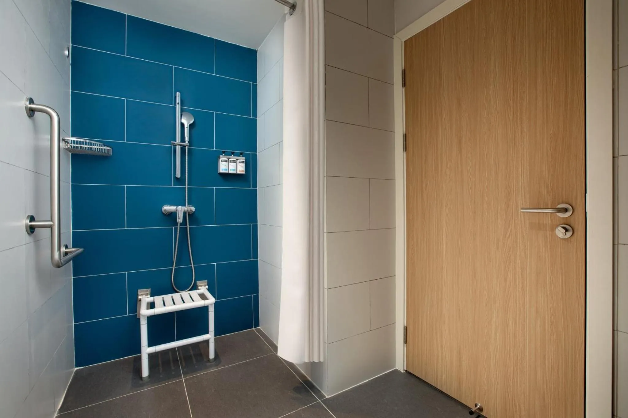 Photo of the whole room in Holiday Inn Express Guiyang Qingyan by IHG