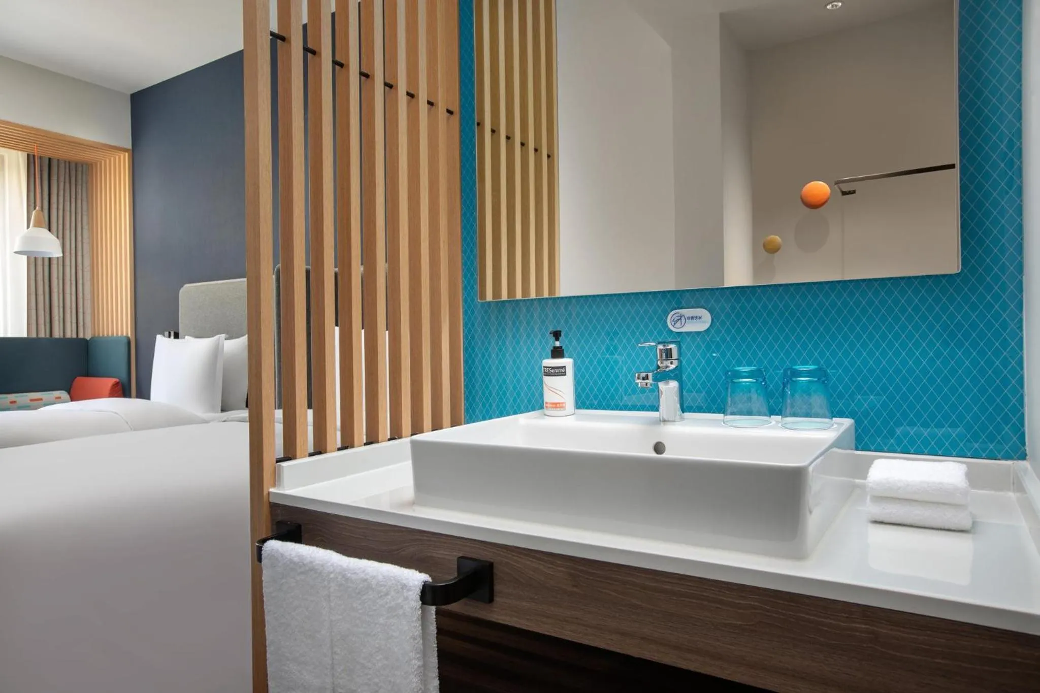 Photo of the whole room, Bed in Holiday Inn Express Guiyang Qingyan by IHG